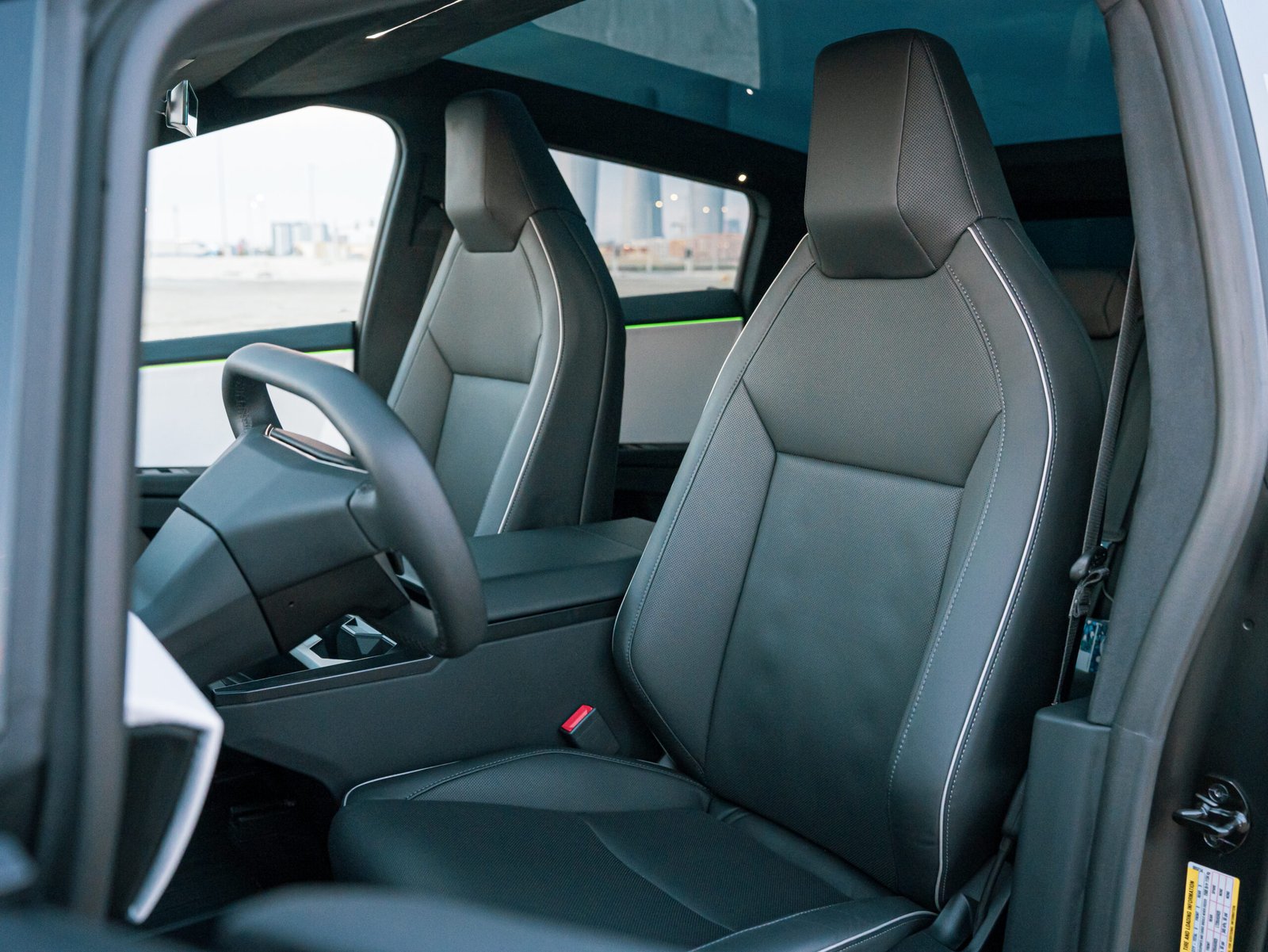 
								Tesla Cybertruck Foundation Series full									