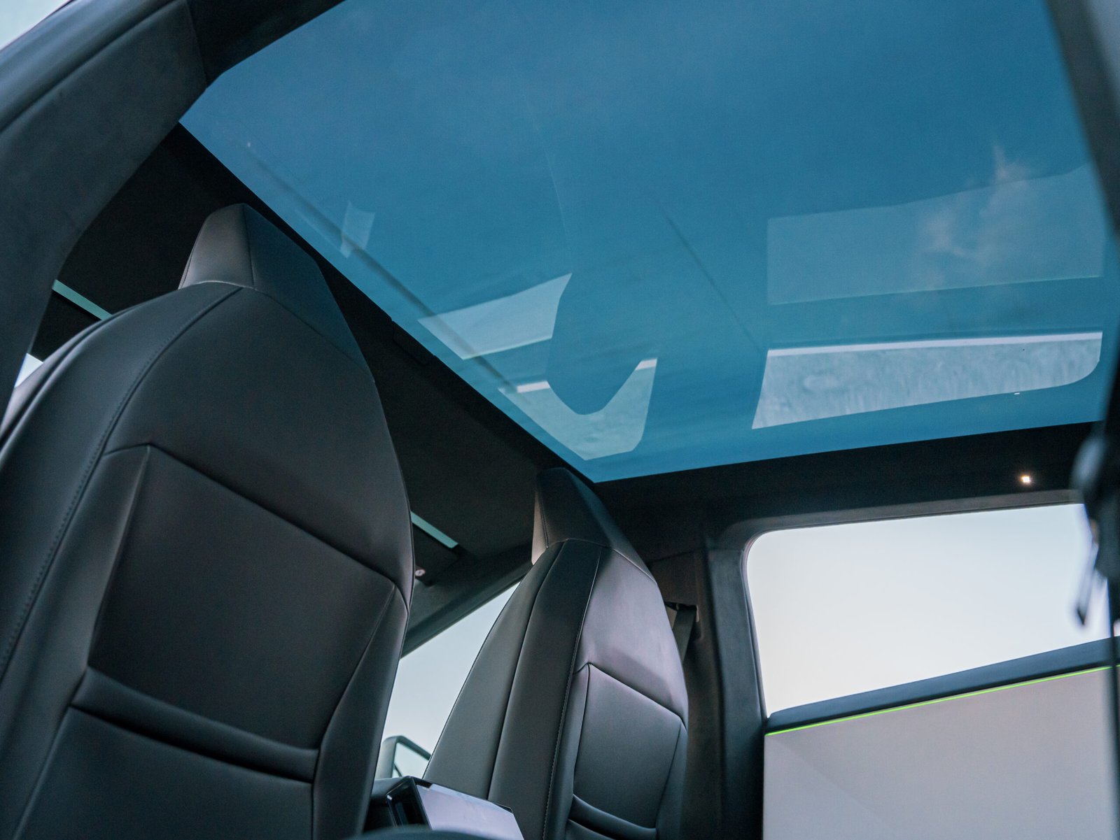 
								Tesla Cybertruck Foundation Series full									