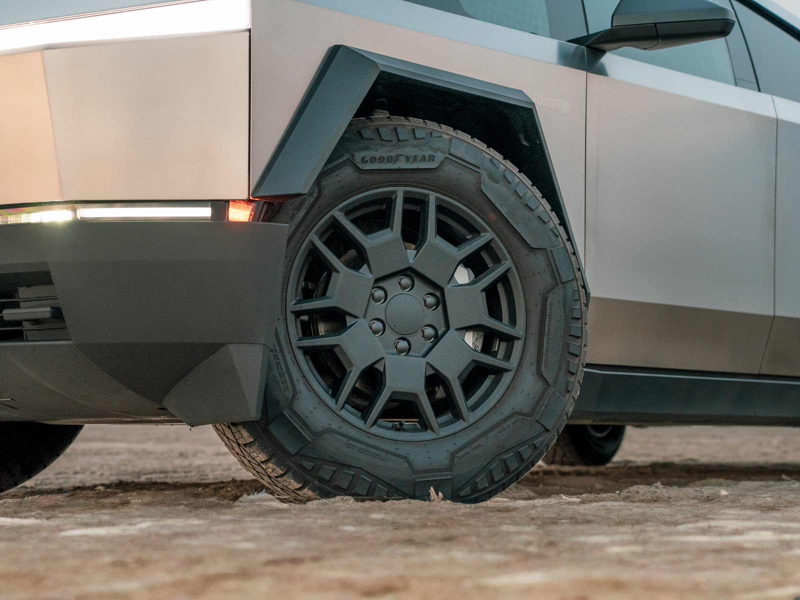 
								Tesla Cybertruck Foundation Series full									