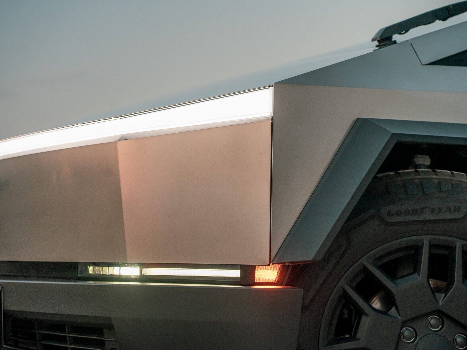 
								Tesla Cybertruck Foundation Series full									