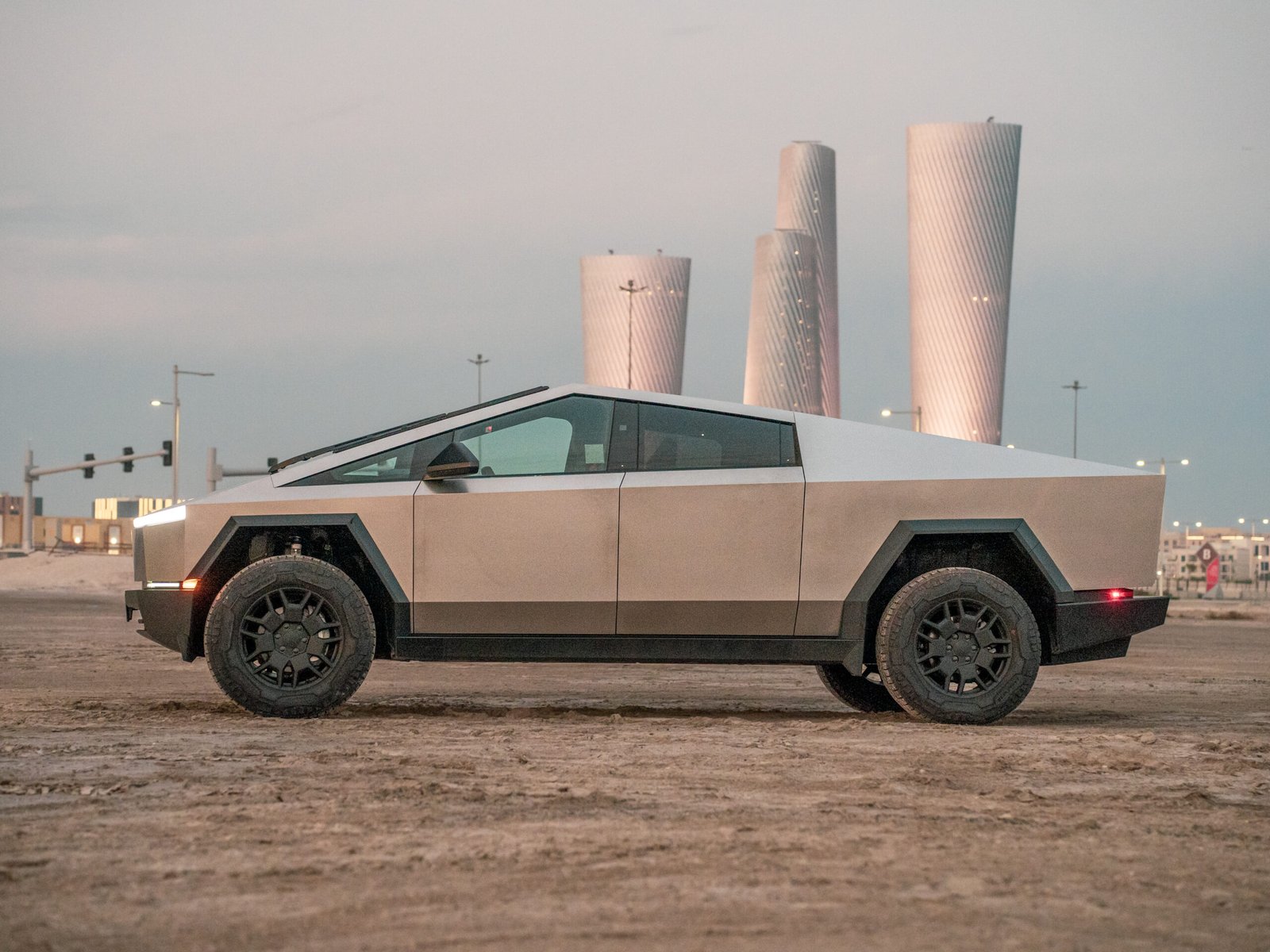 
								Tesla Cybertruck Foundation Series full									