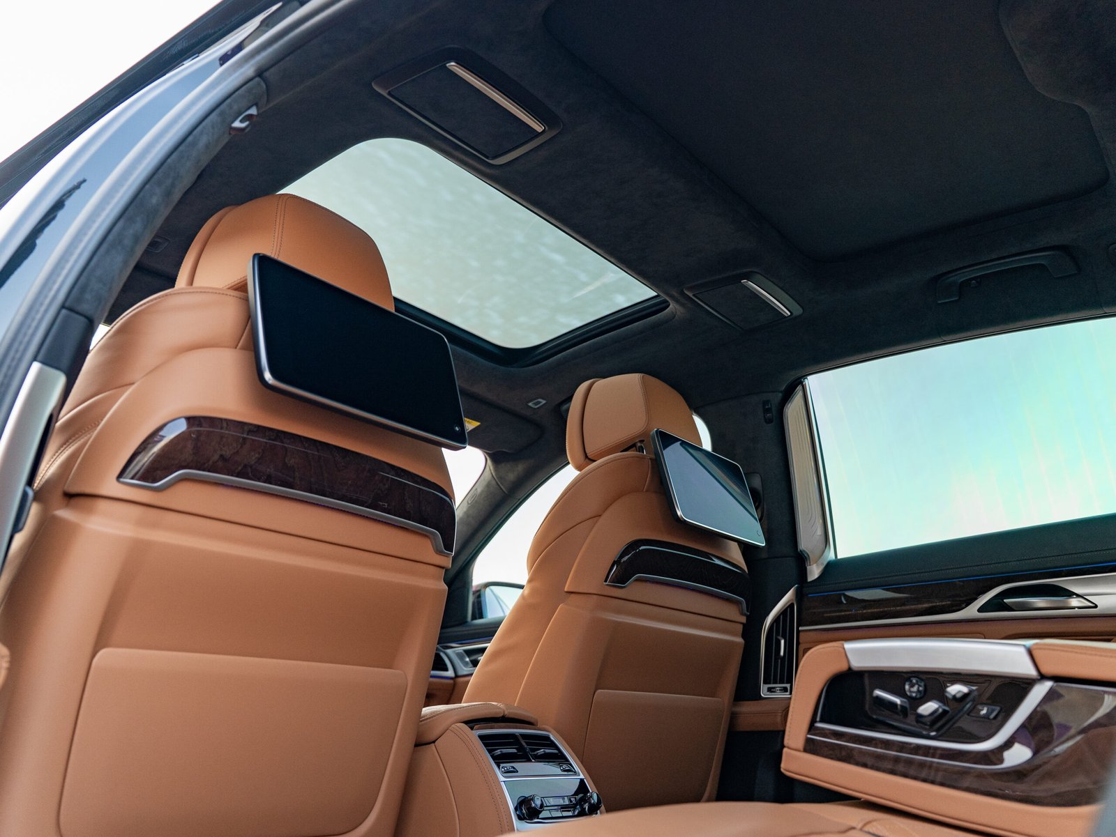 
								BMW 7-Series 740 Li full									