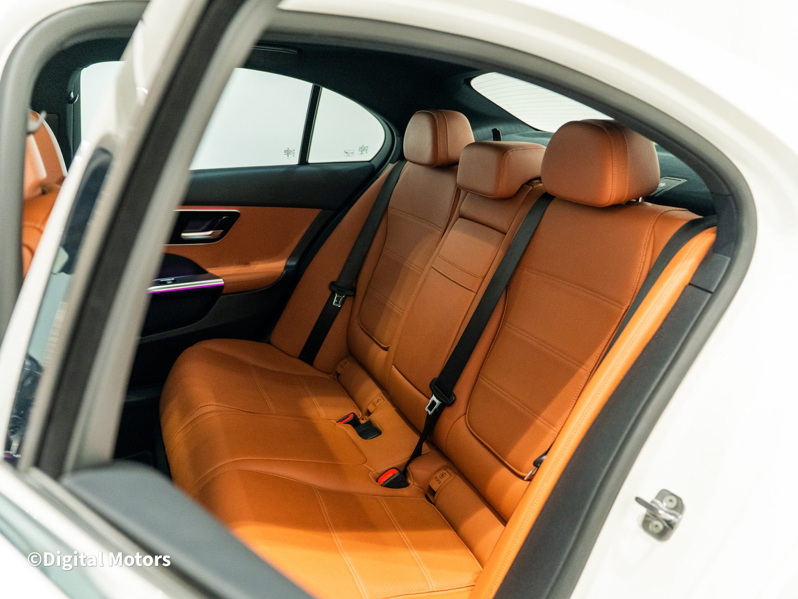 
								Mercedes-Benz C-Class 200 full									