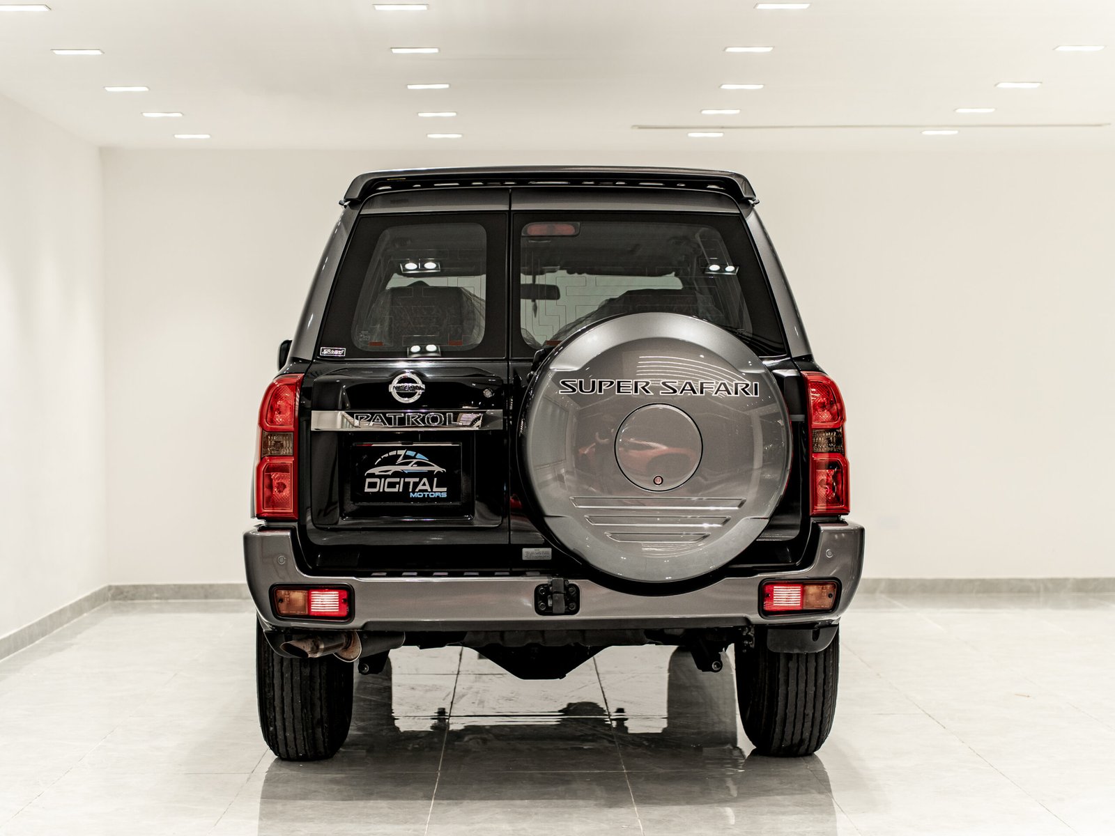 
								Nissan Patrol Super Safari full									