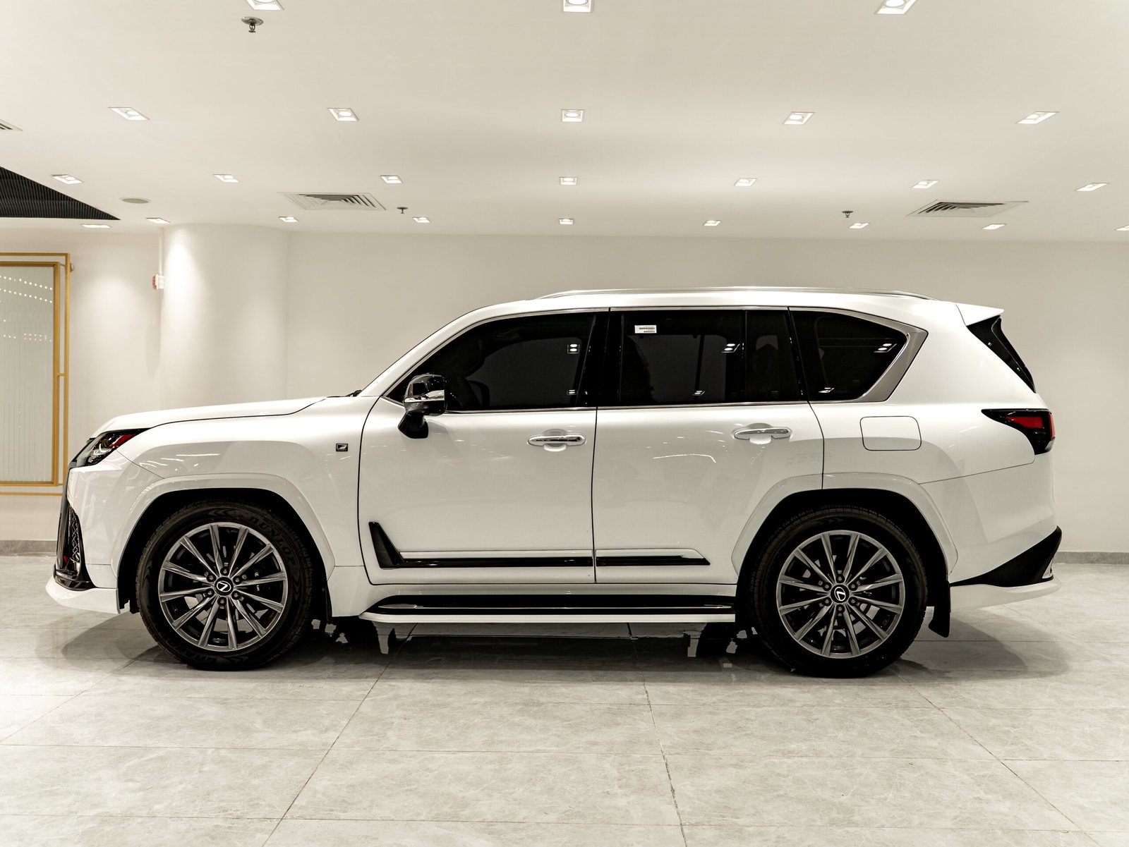 
								Lexus LX 600 full									