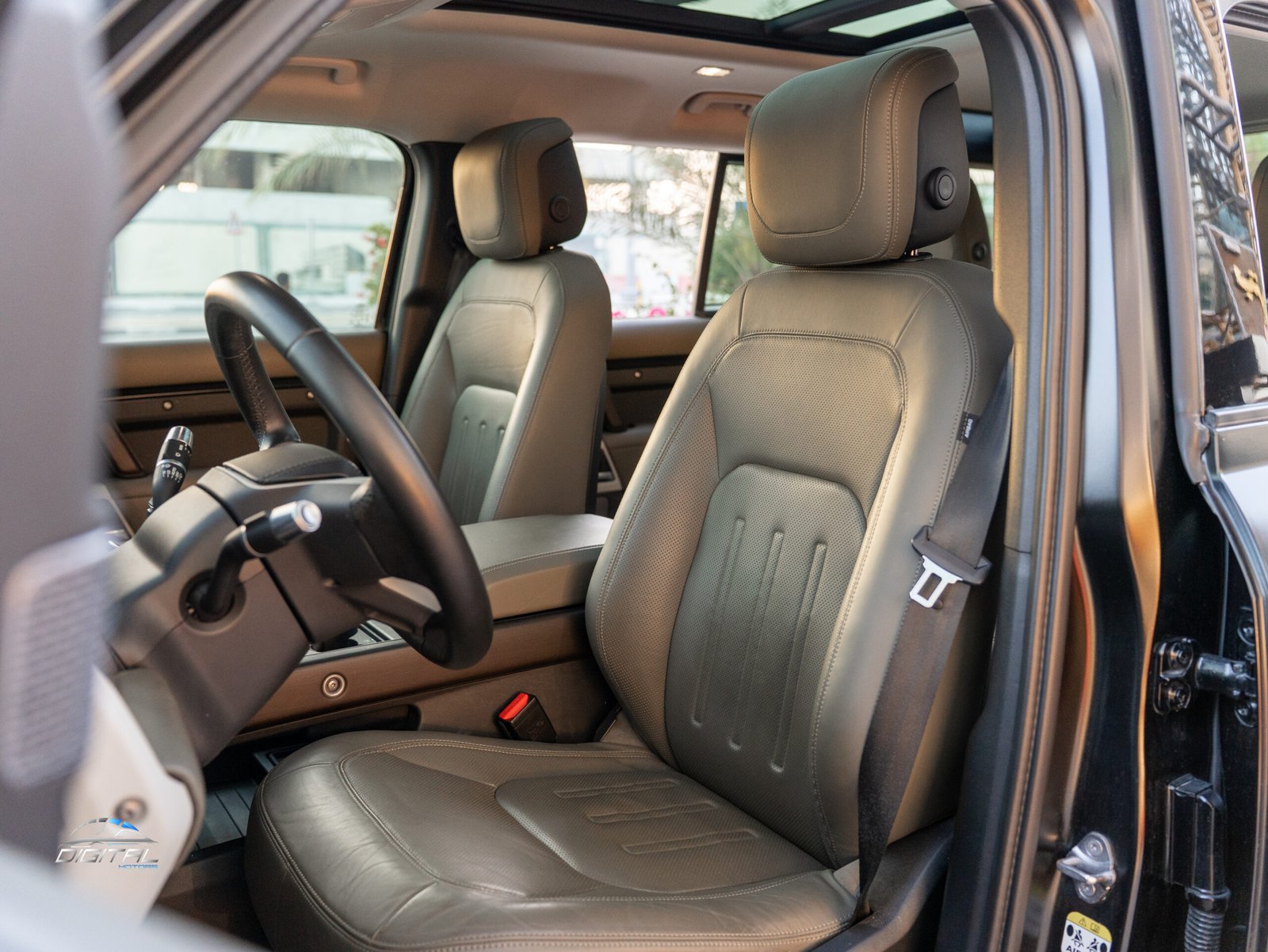 
								Land Rover Defender 110 SE full									