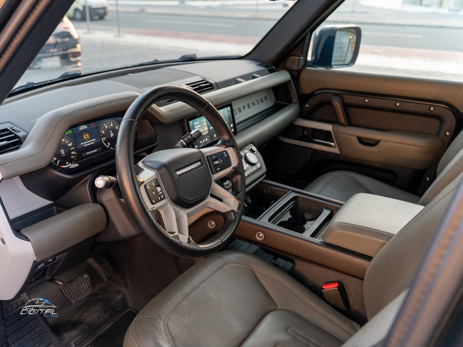 
								Land Rover Defender 110 SE full									