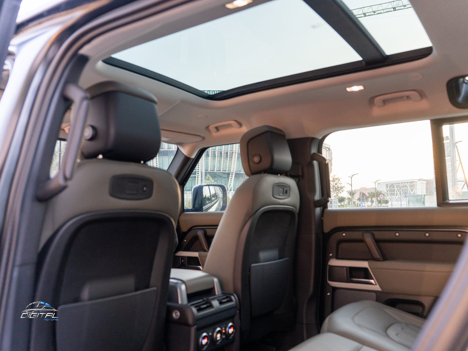 
								Land Rover Defender 110 SE full									