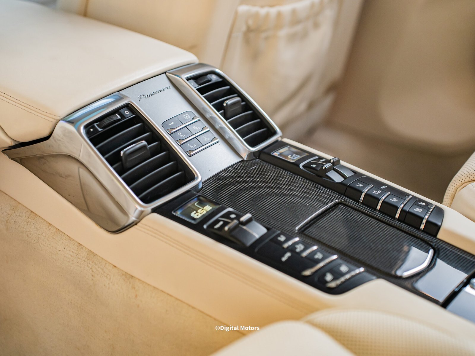 
								Porsche Panamera Turbo full									