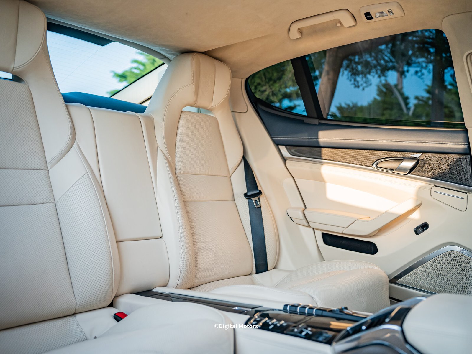 
								Porsche Panamera Turbo full									