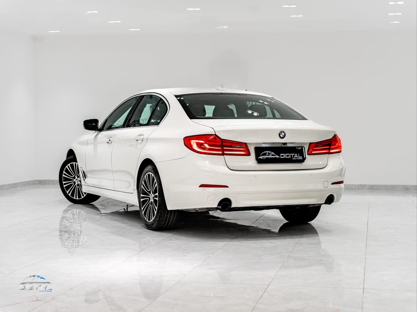 
								BMW 5-Series 530i 2019 full									