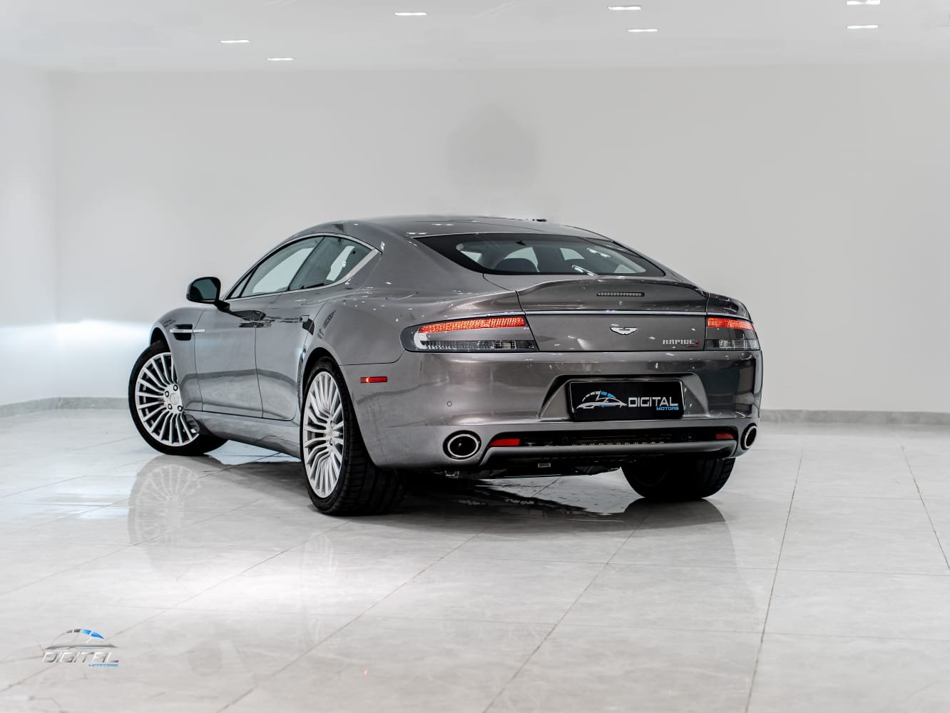 
								Aston Martin Rapide full									