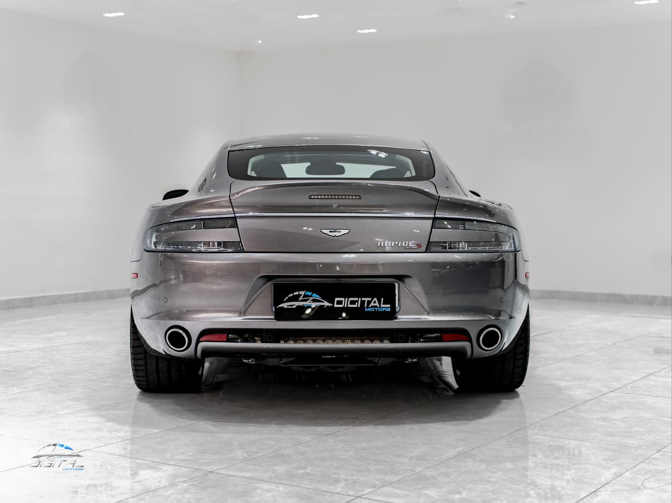 
								Aston Martin Rapide full									