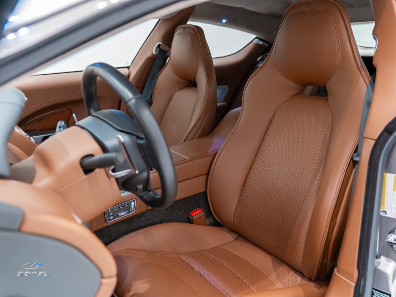 
								Aston Martin Rapide full									