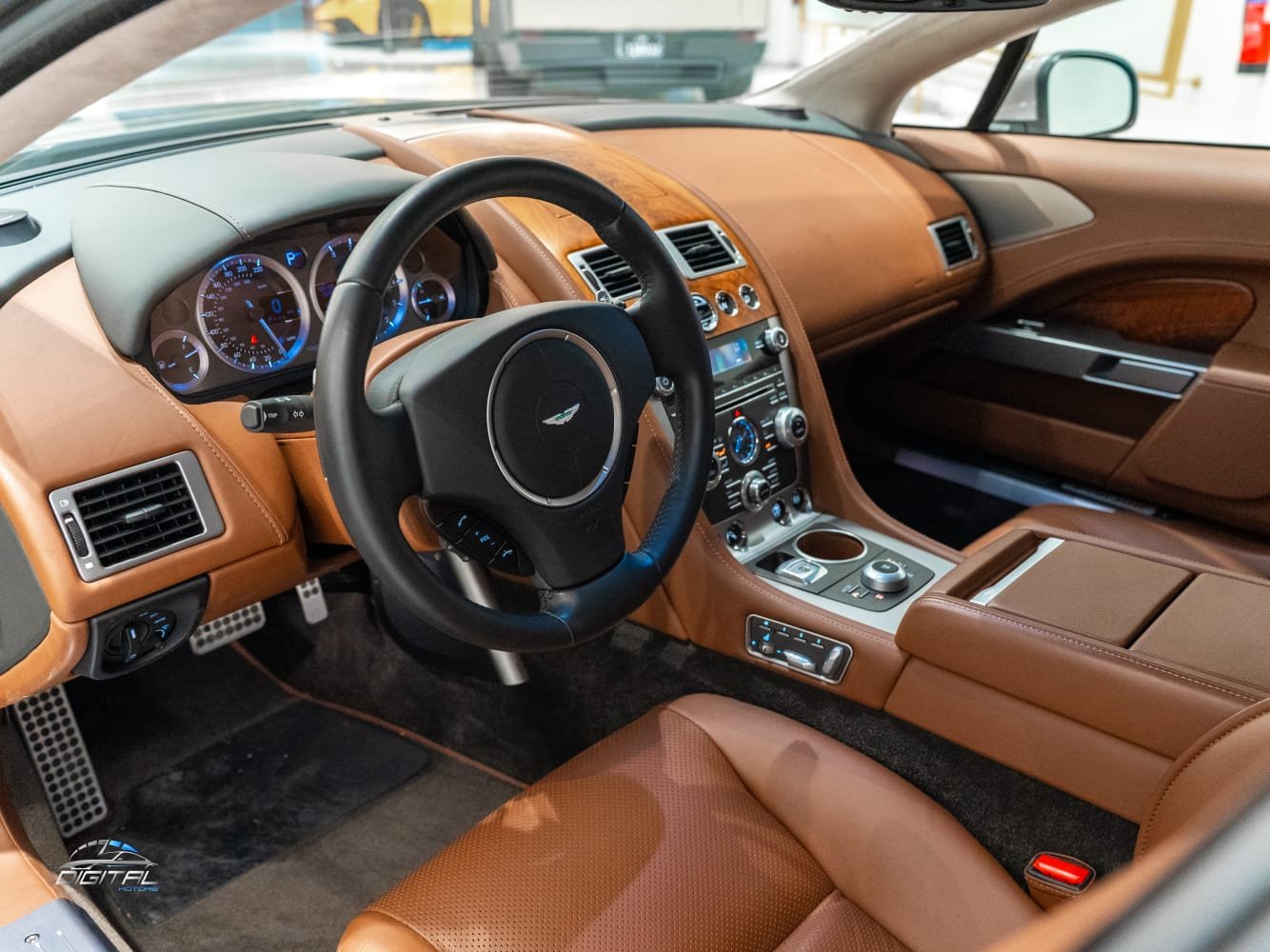 
								Aston Martin Rapide full									