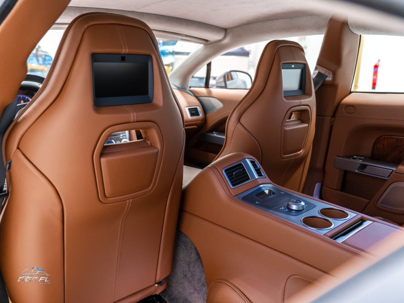 
								Aston Martin Rapide full									