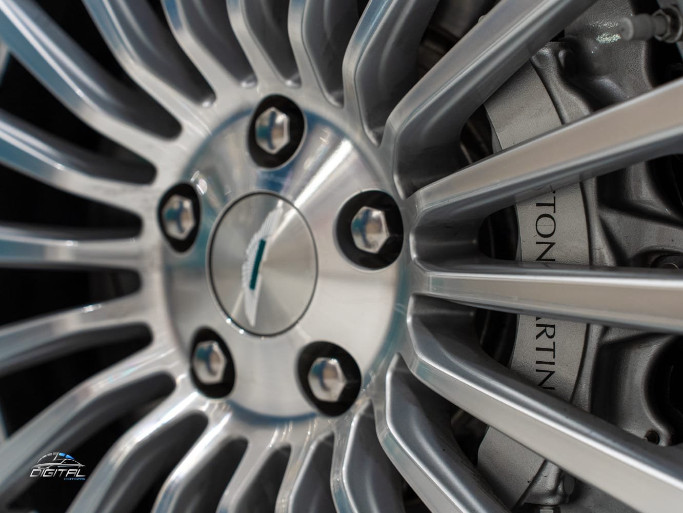 
								Aston Martin Rapide full									