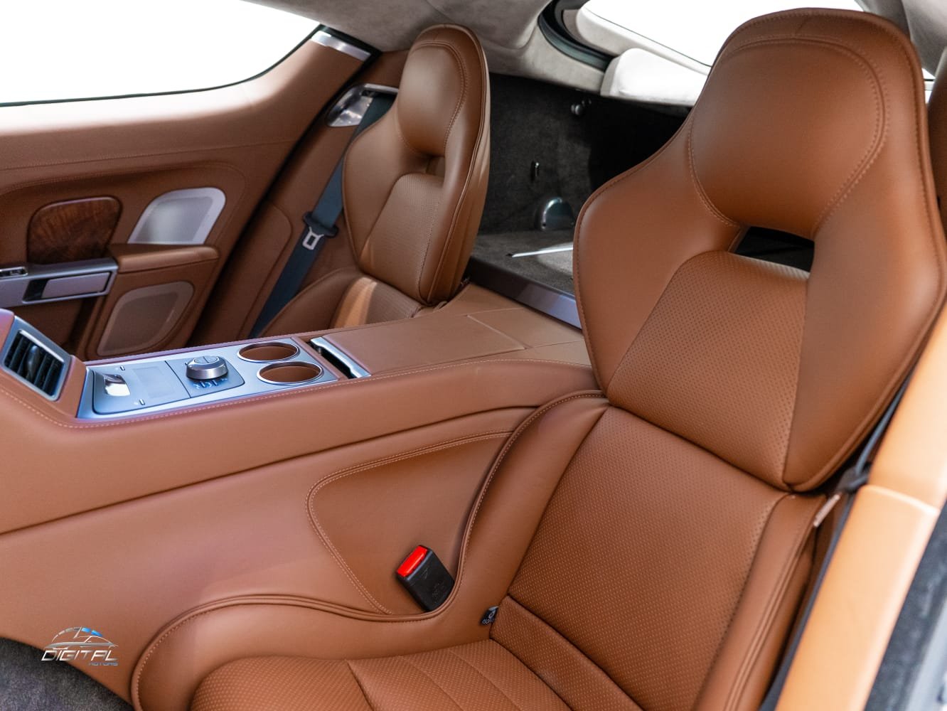 
								Aston Martin Rapide full									