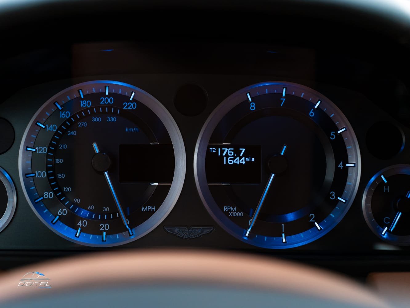 
								Aston Martin Rapide full									