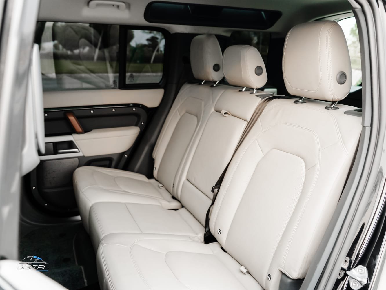 
								Land Rover Defender 110 SE 2024 full									