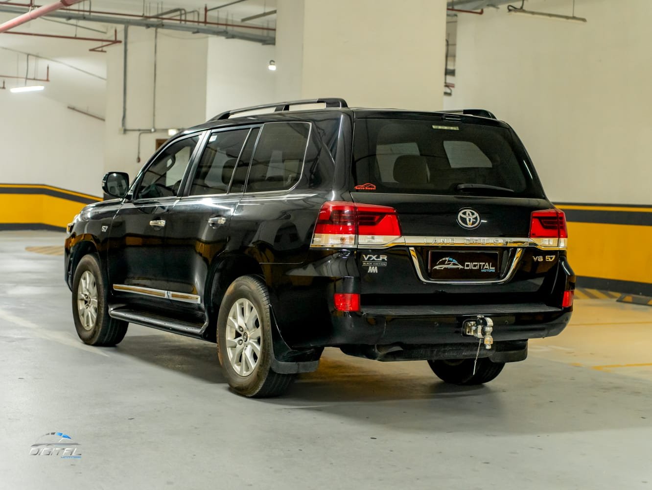 
								Toyota Land Cruiser VXR Black Edition full									