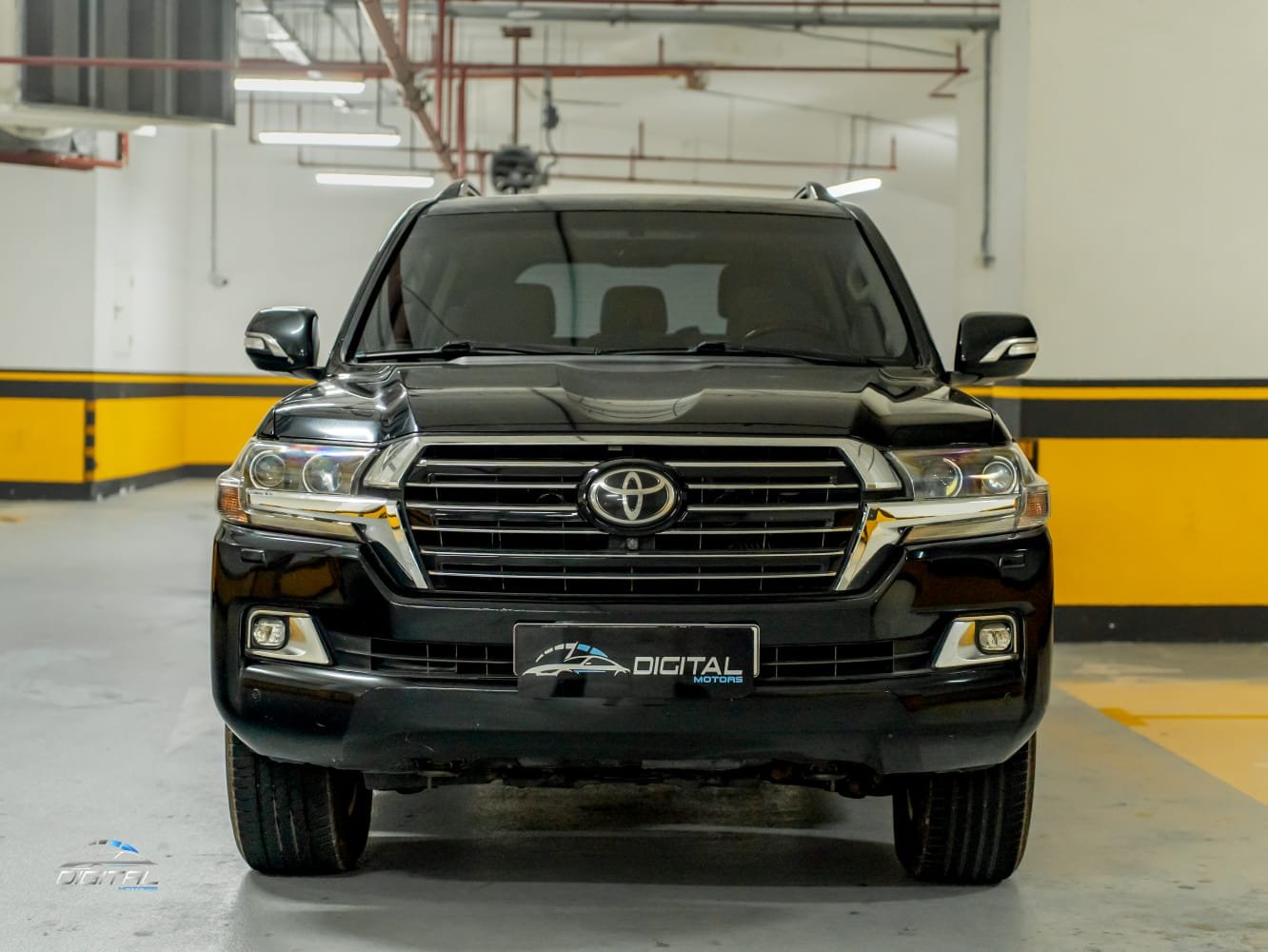 
								Toyota Land Cruiser VXR Black Edition full									