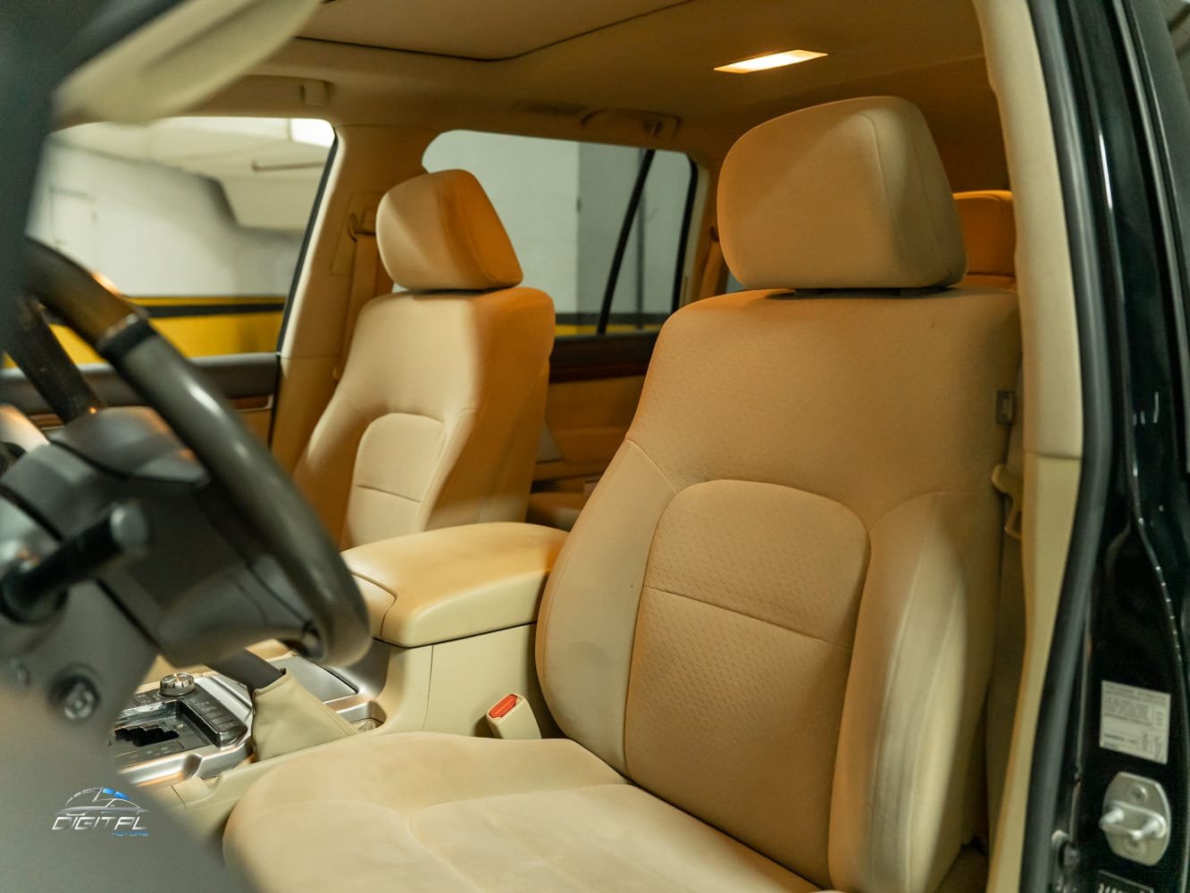 
								Toyota Land Cruiser VXR Black Edition full									