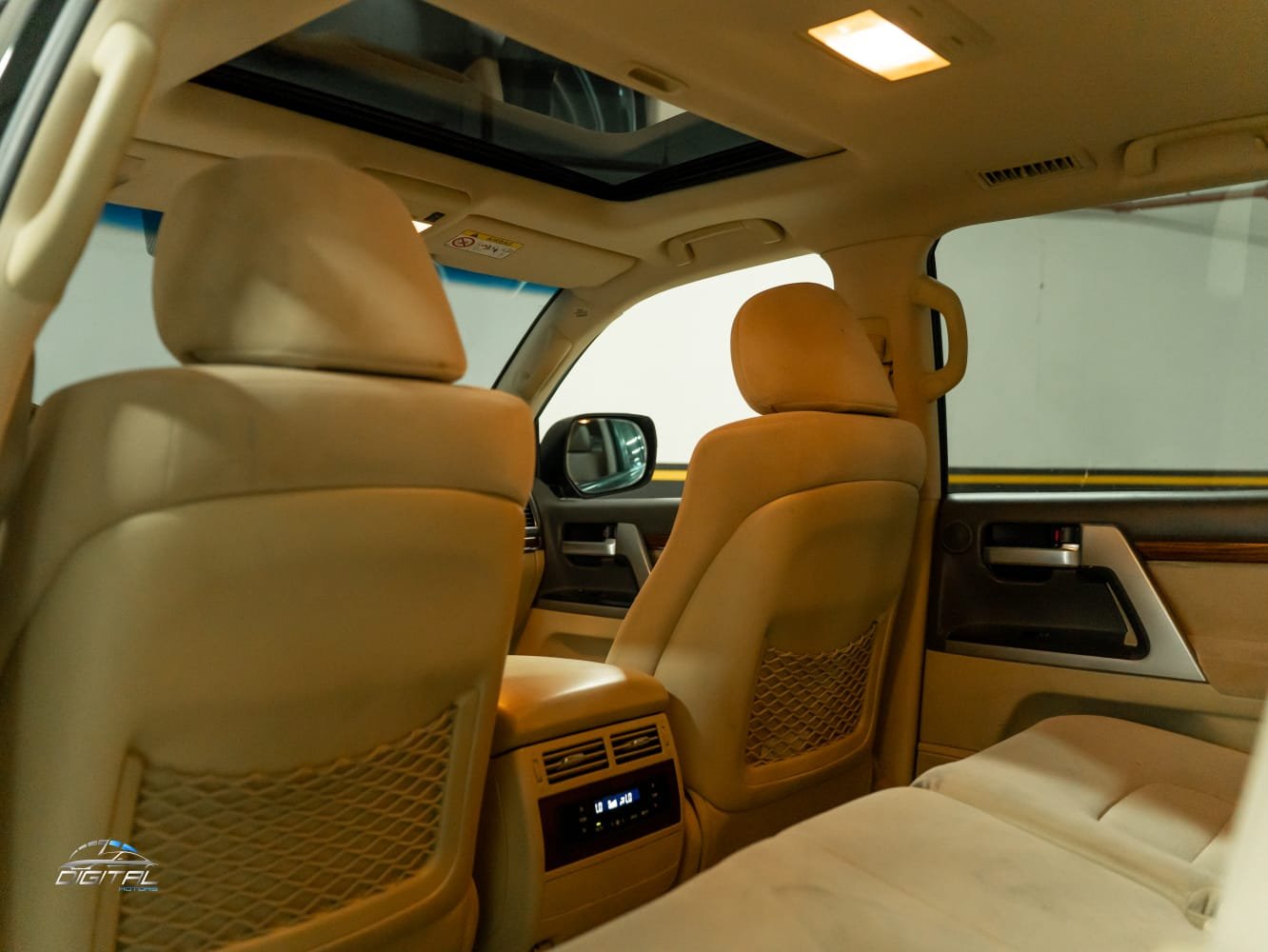 
								Toyota Land Cruiser VXR Black Edition full									