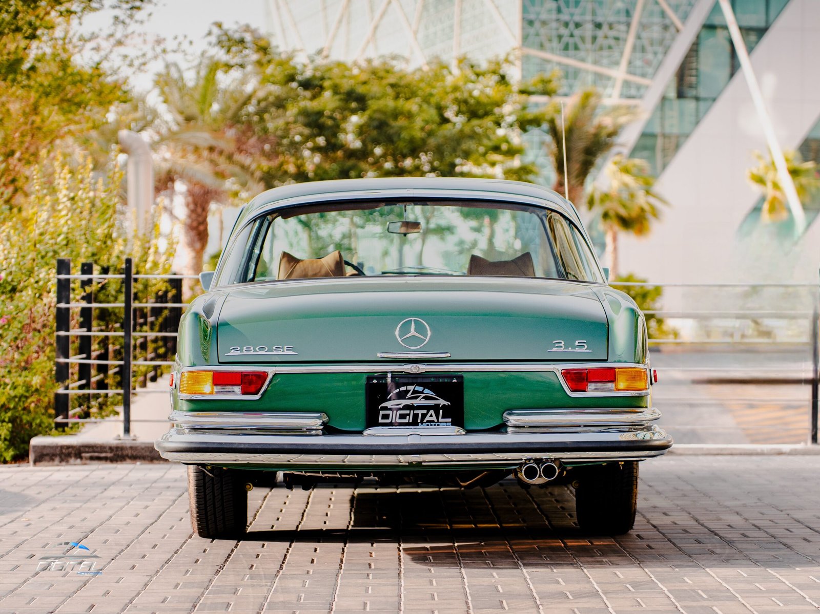 
								Mercedes-Benz 280 SE full									