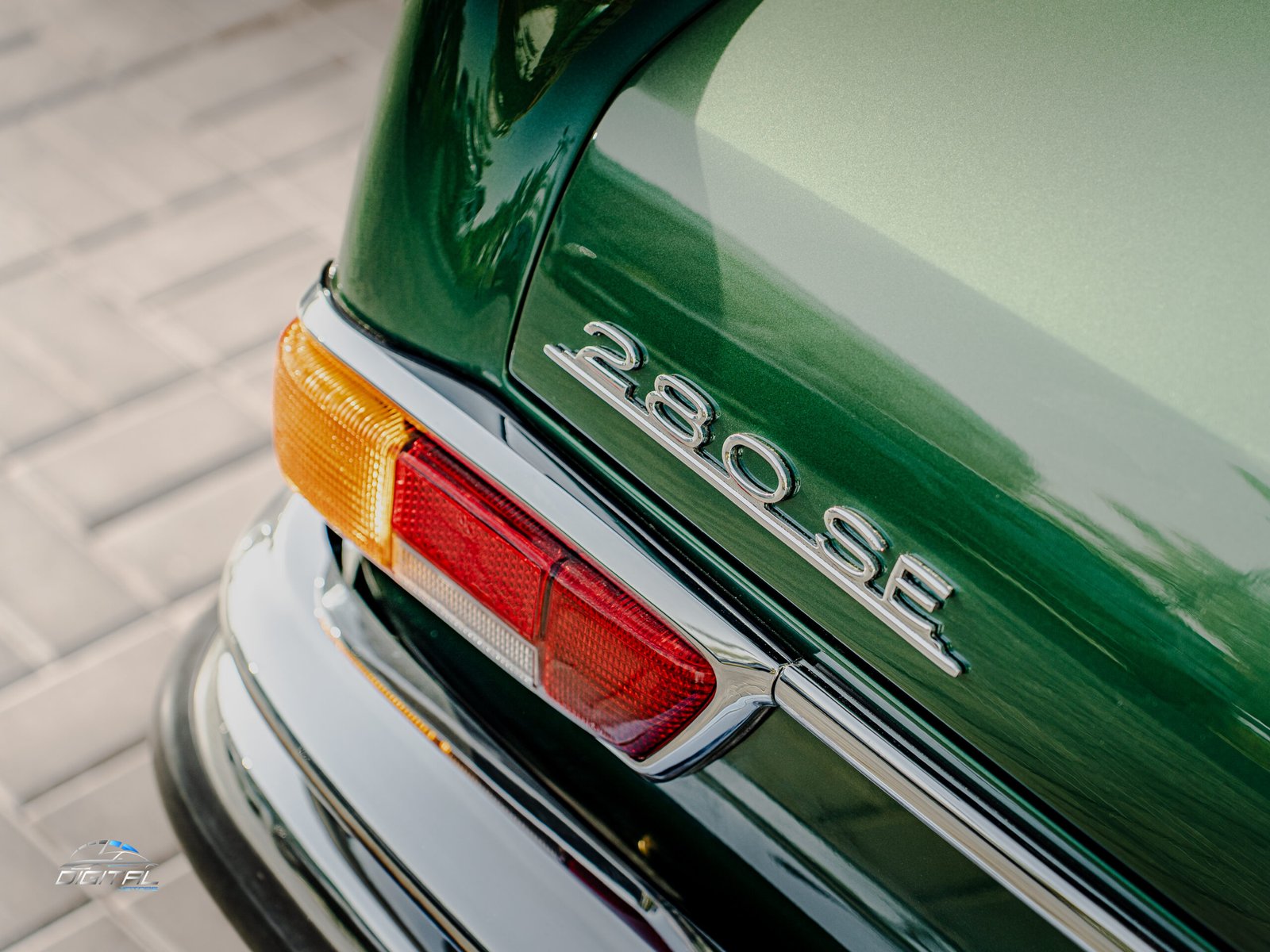 
								Mercedes-Benz 280 SE full									