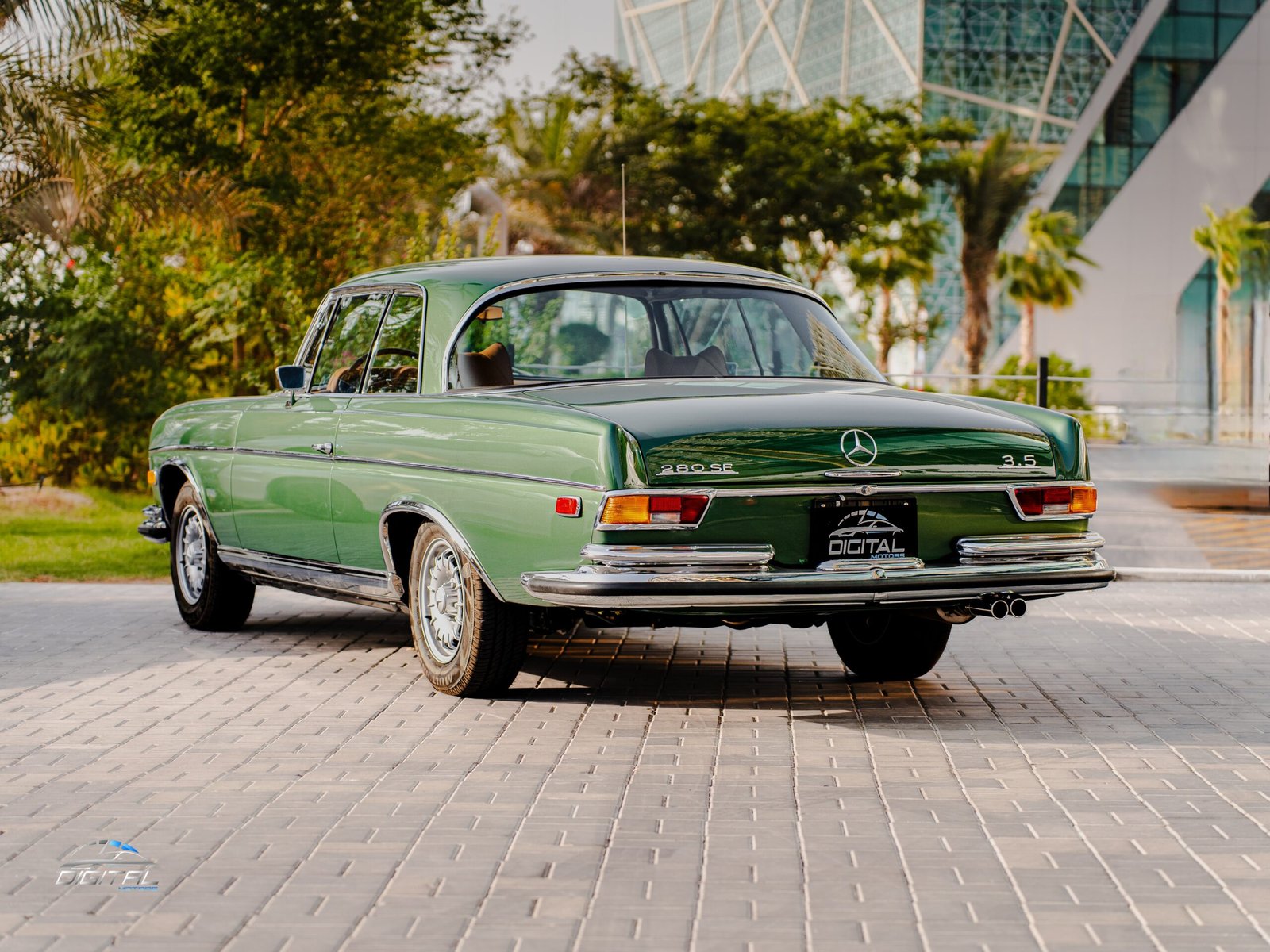 
								Mercedes-Benz 280 SE full									