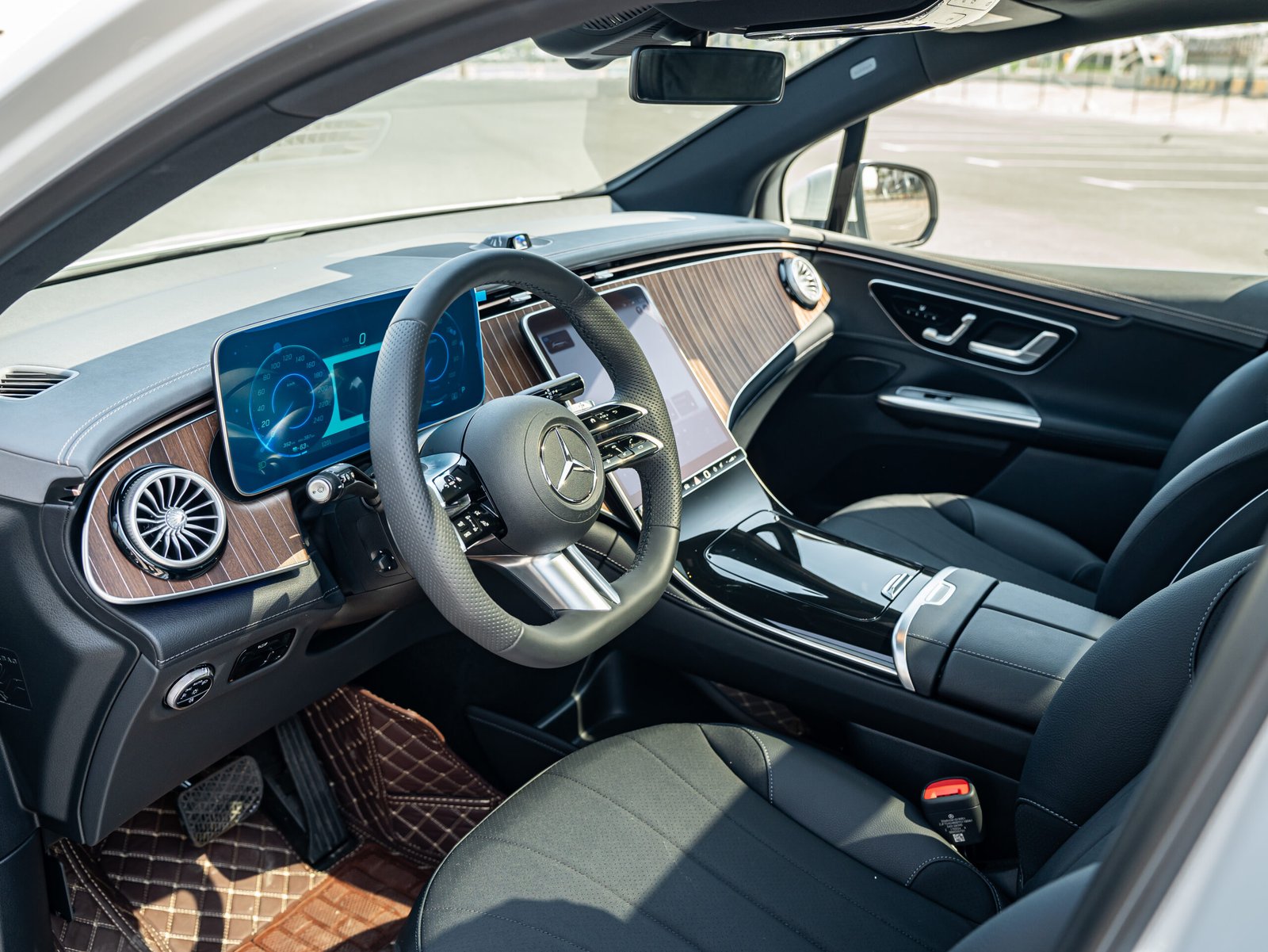 
								Mercedes-Benz EQE 500 4MATIC full									