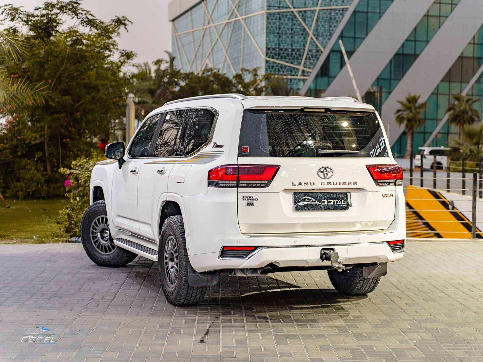 
								Toyota Land Cruiser VXR Twin Turbo full									