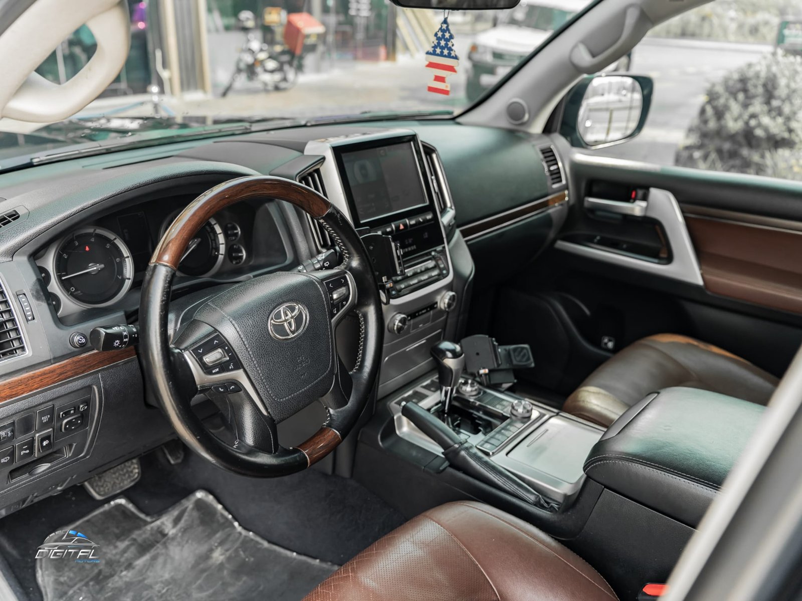 
								Toyota Land Cruiser VXR full									