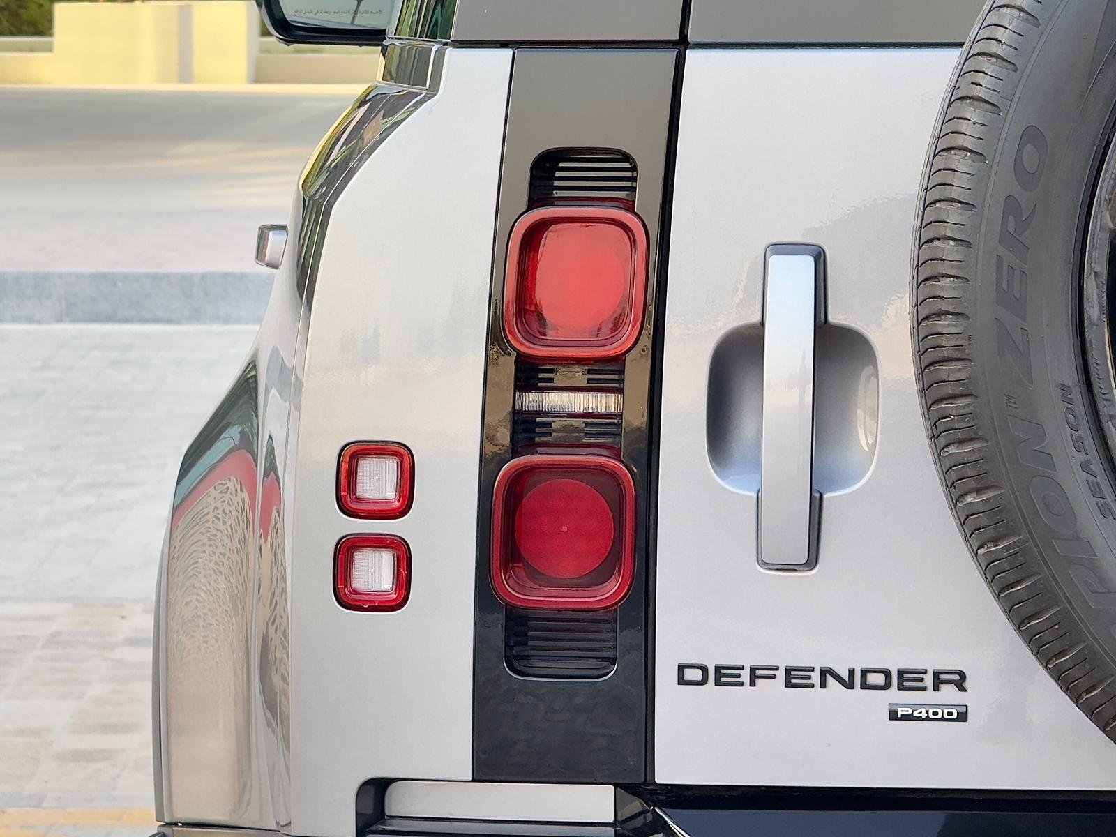 
								Land Rover Defender 110 S full									