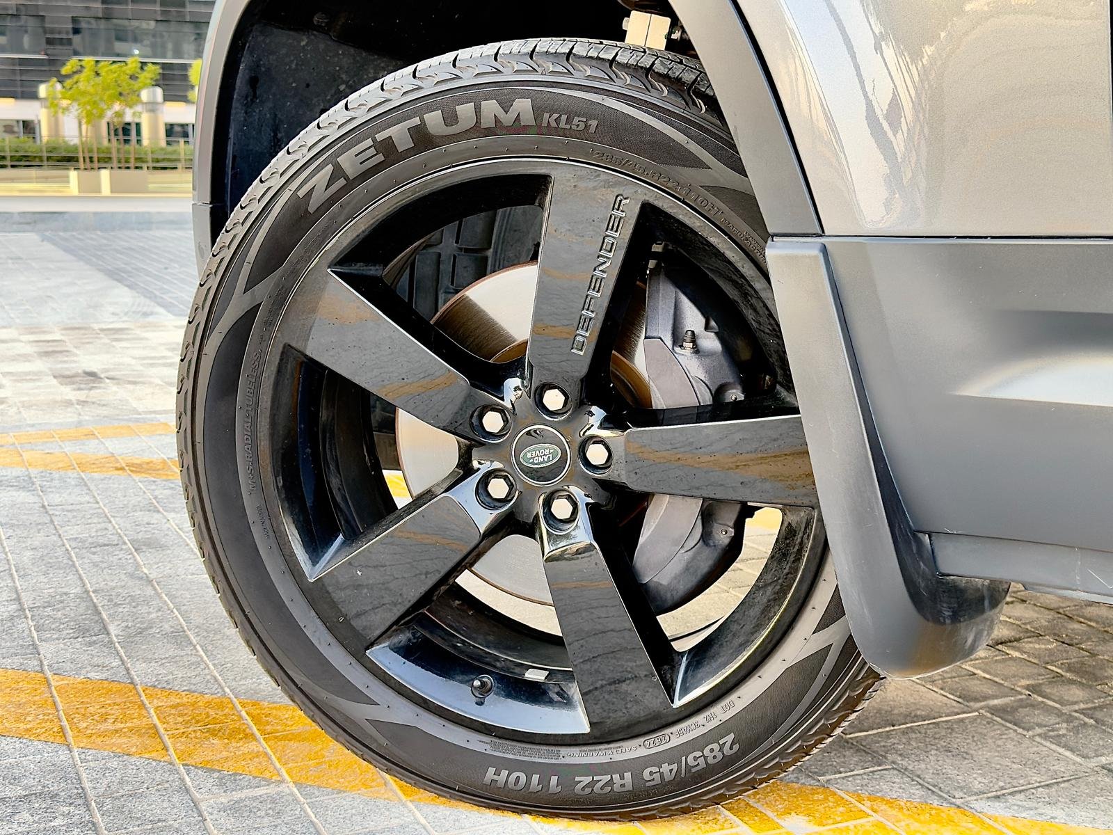 
								Land Rover Defender 110 S full									