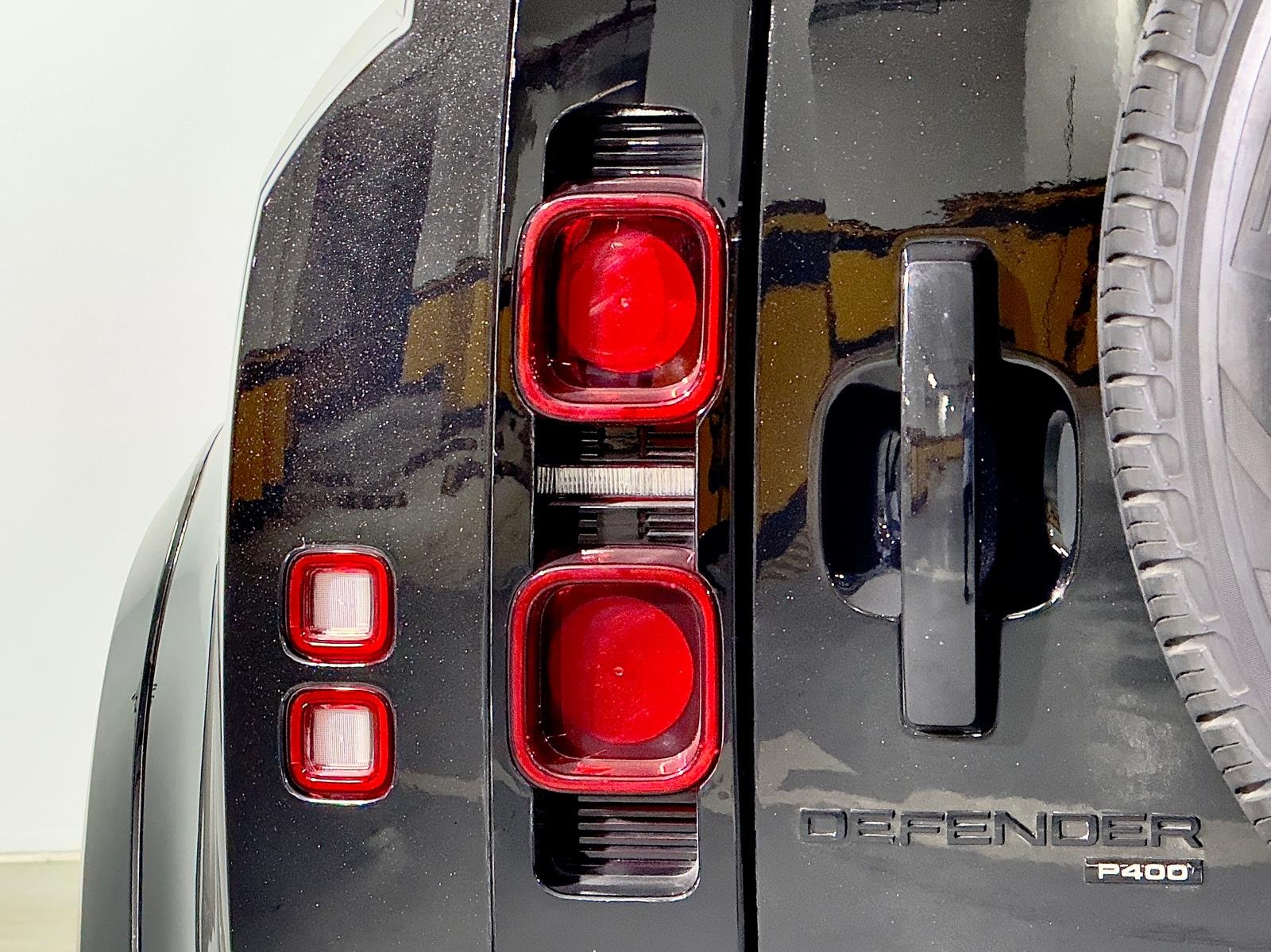 
								Land Rover Defender 110 HSE full									