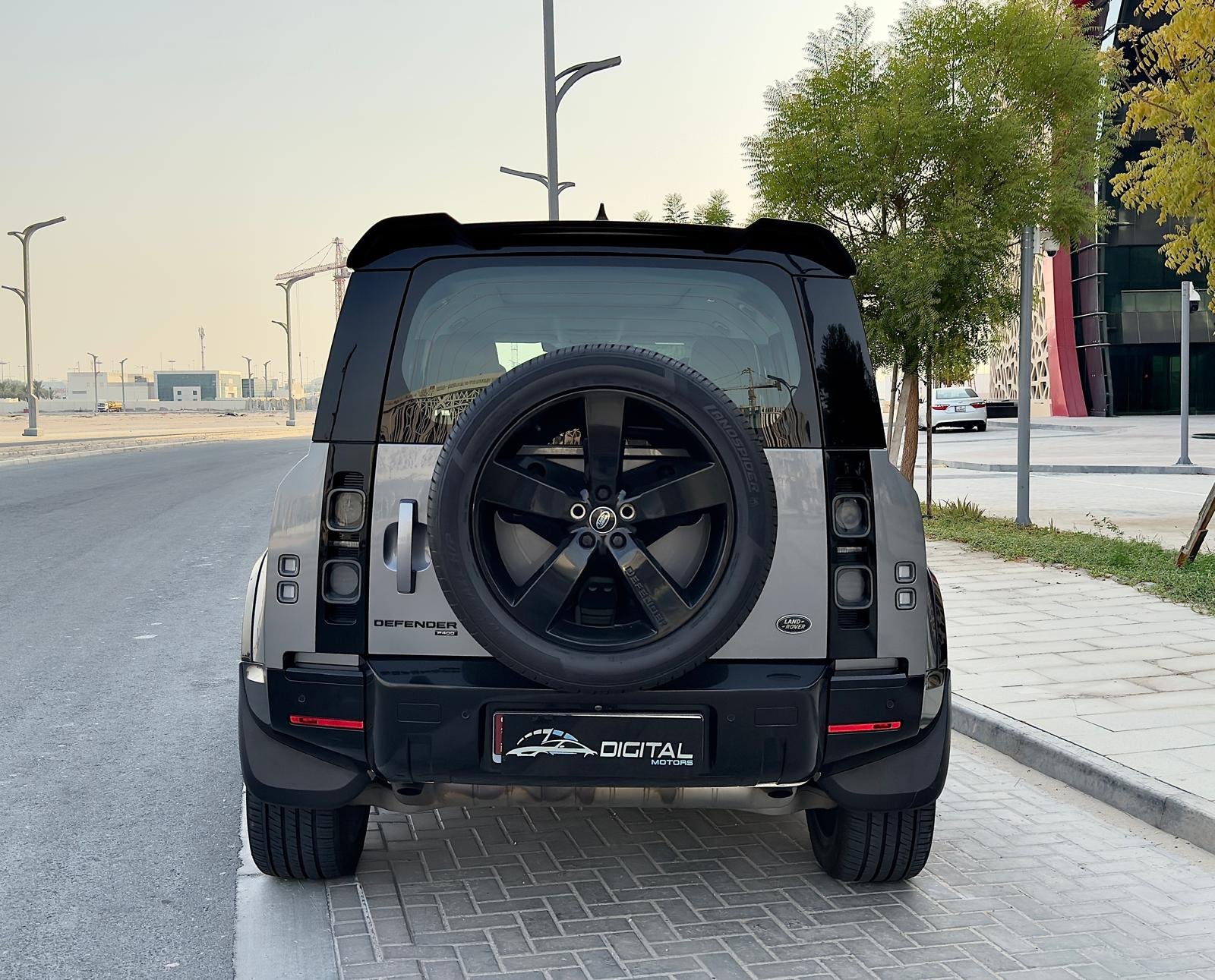 
								Land Rover Defender 110 SE full									