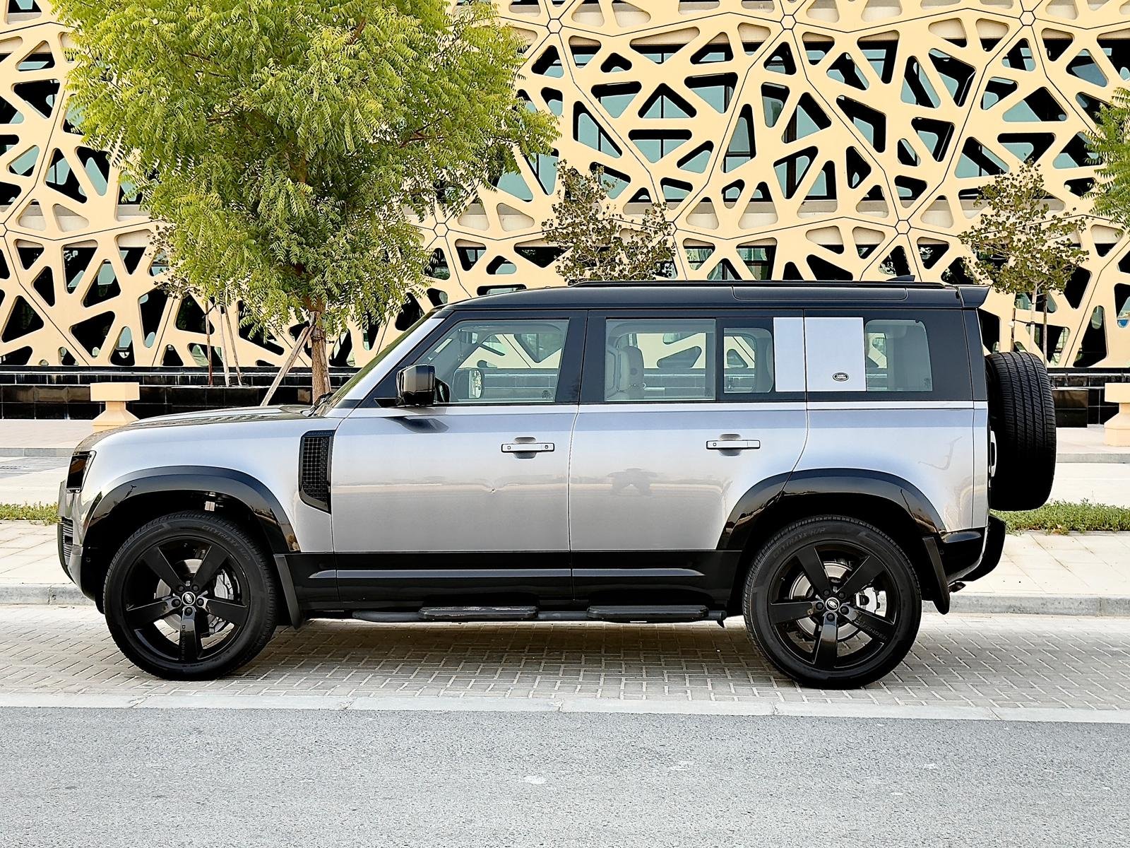 
								Land Rover Defender 110 SE full									