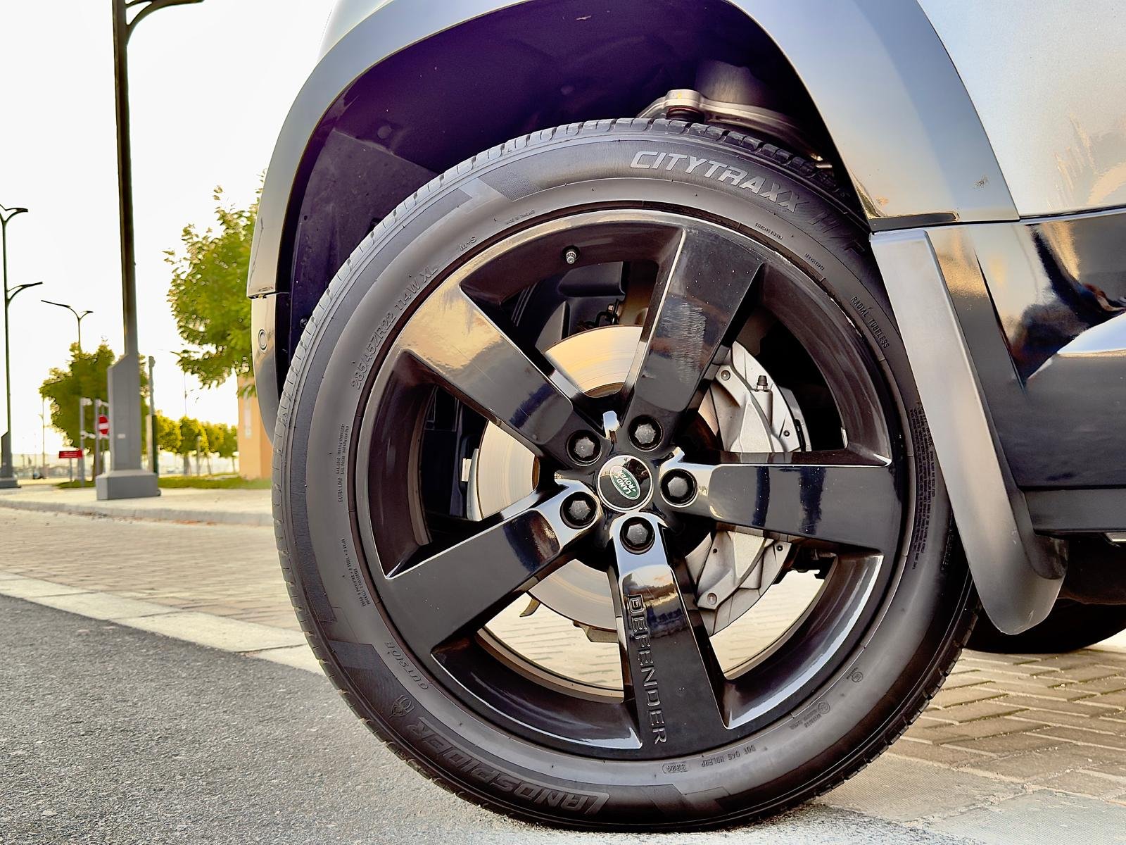 
								Land Rover Defender 110 SE full									