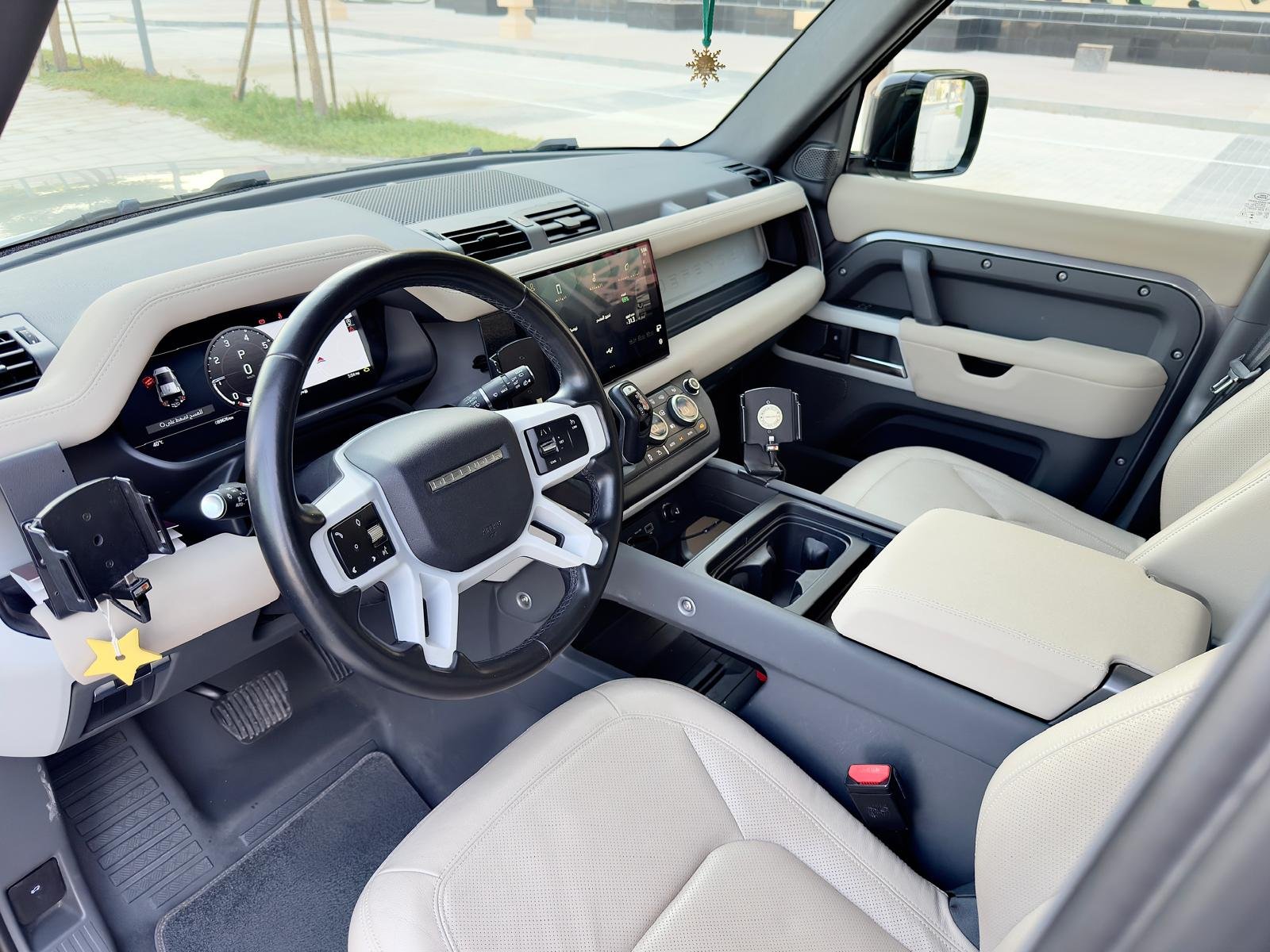 
								Land Rover Defender 110 SE full									