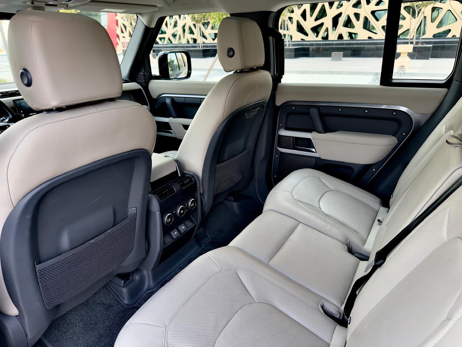 
								Land Rover Defender 110 SE full									