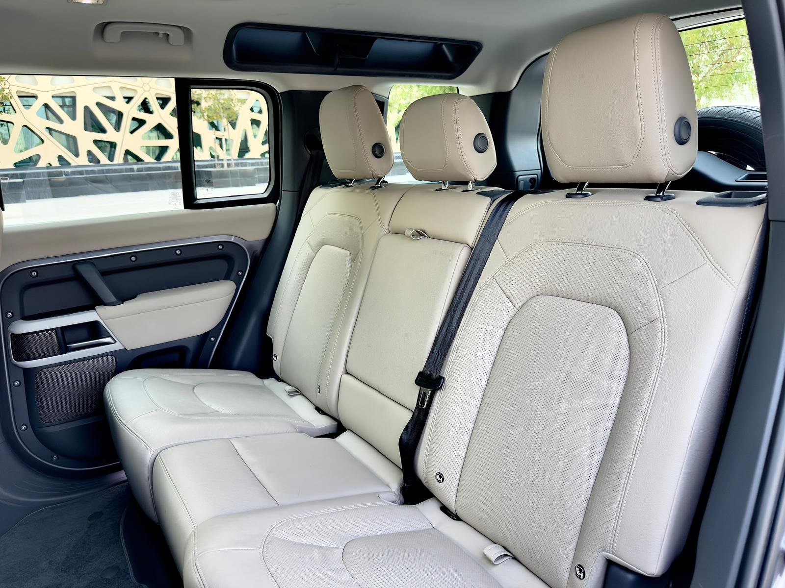 
								Land Rover Defender 110 SE full									