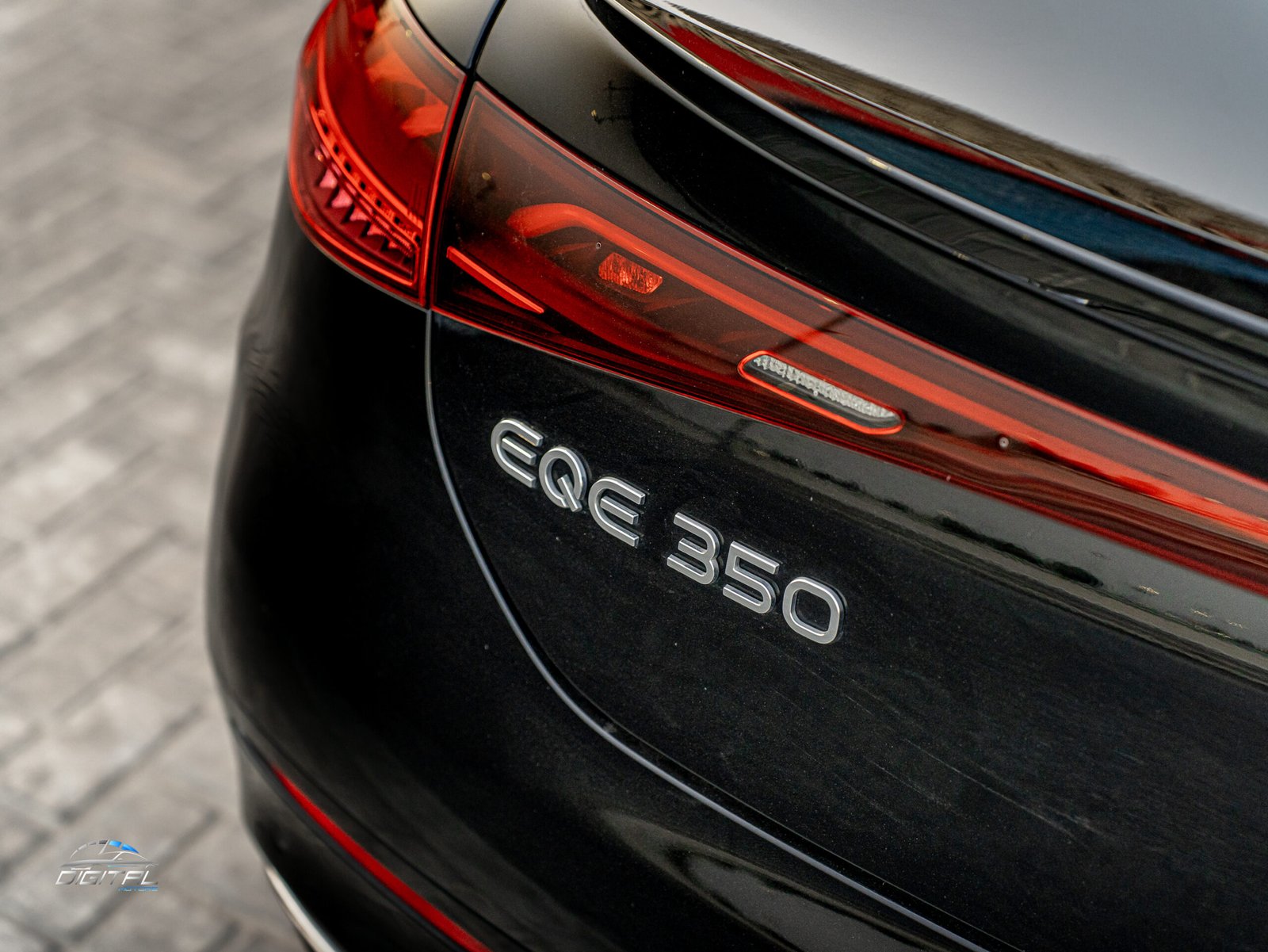 
								Mercedes-Benz EQE 350 full									