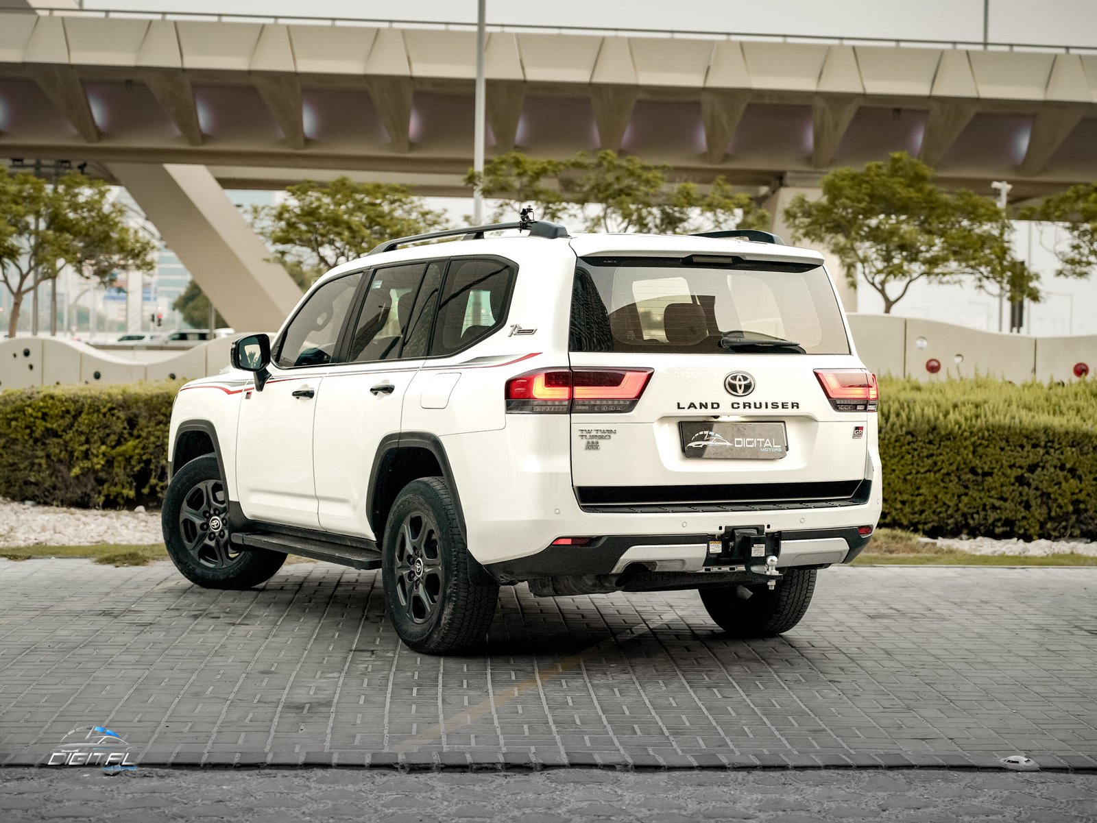 
								Toyota Land Cruiser GR full									