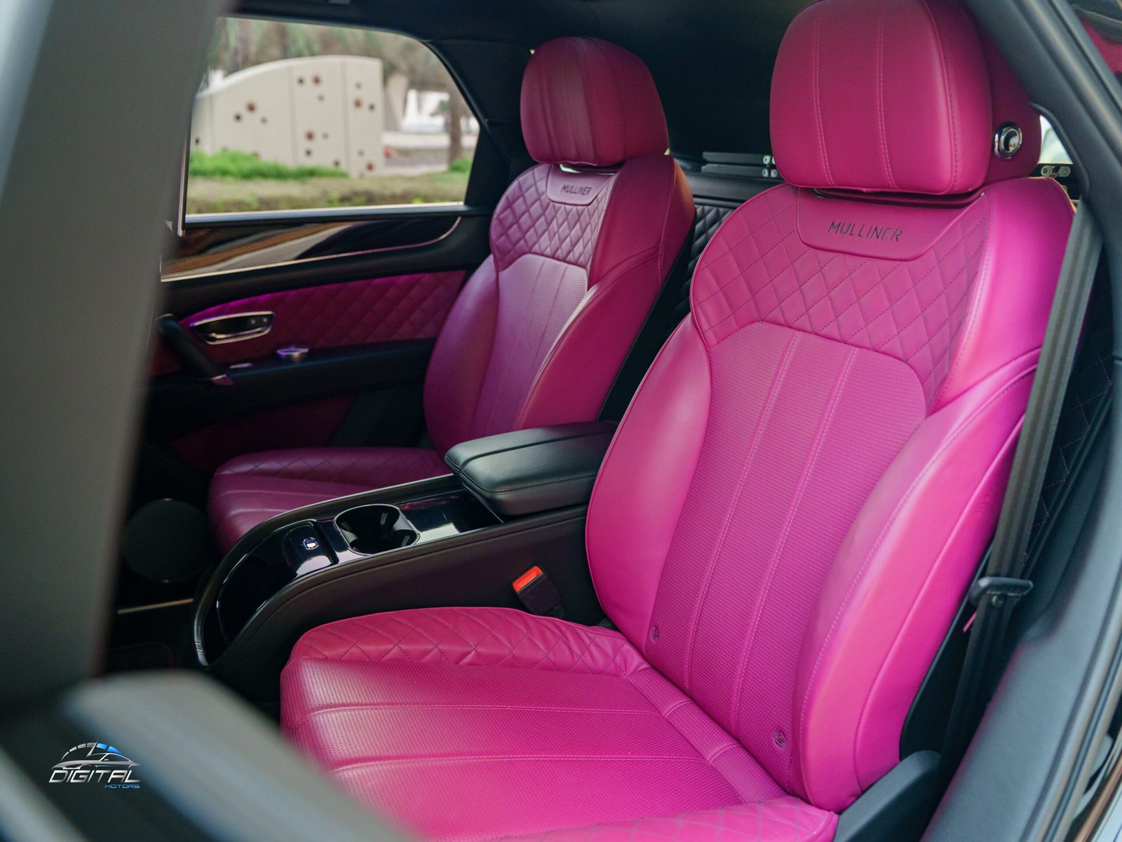 
								Bentley Bentayga Mulliner full									