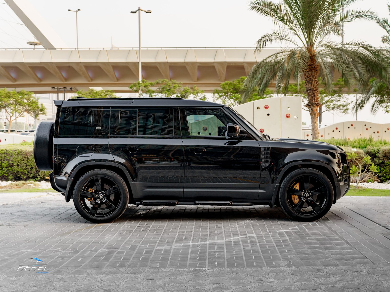 
								Land Rover Defender 110 HSE full									