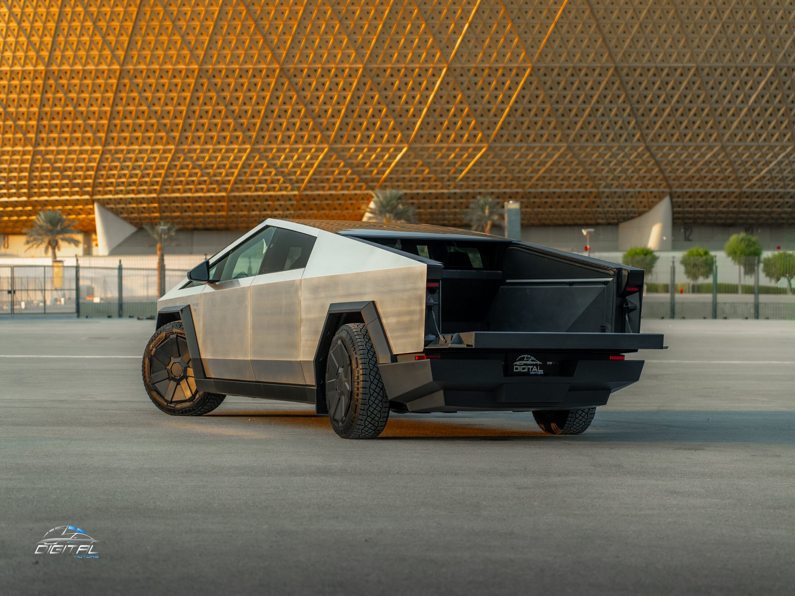 
								Tesla Cybertruck full									