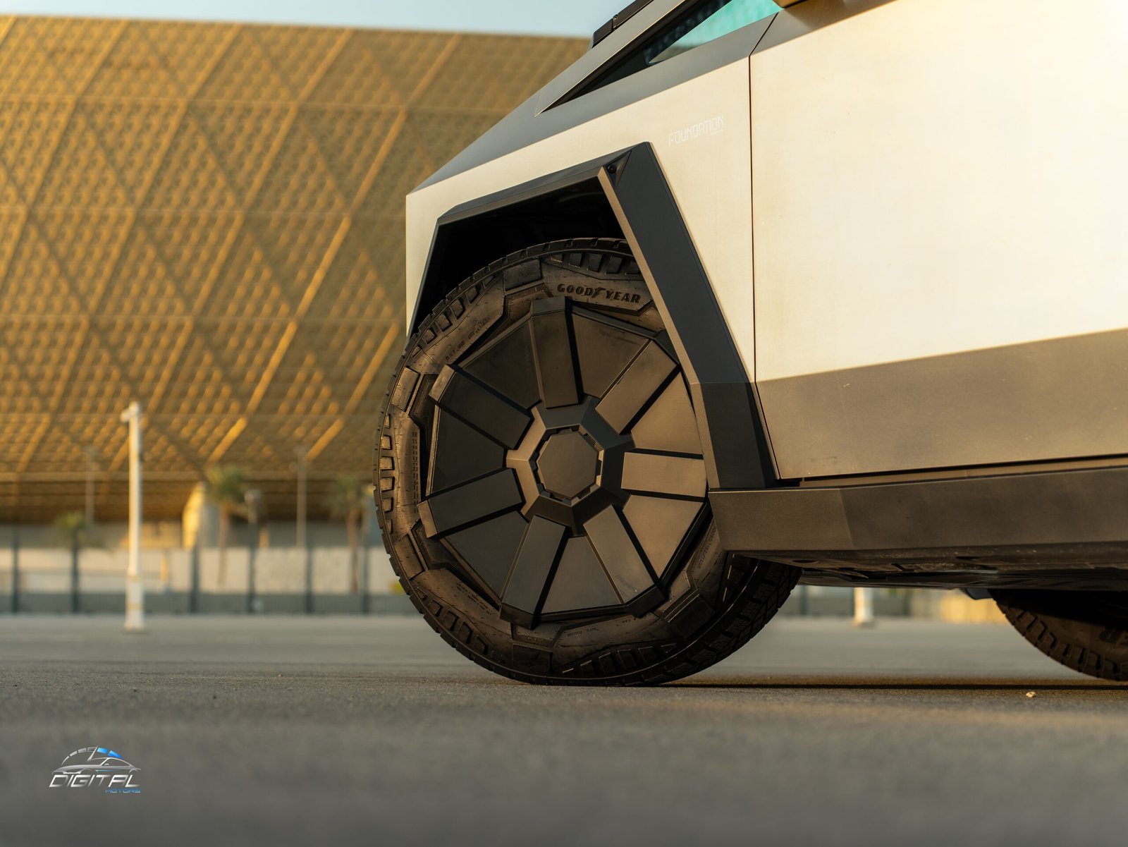 
								Tesla Cybertruck full									