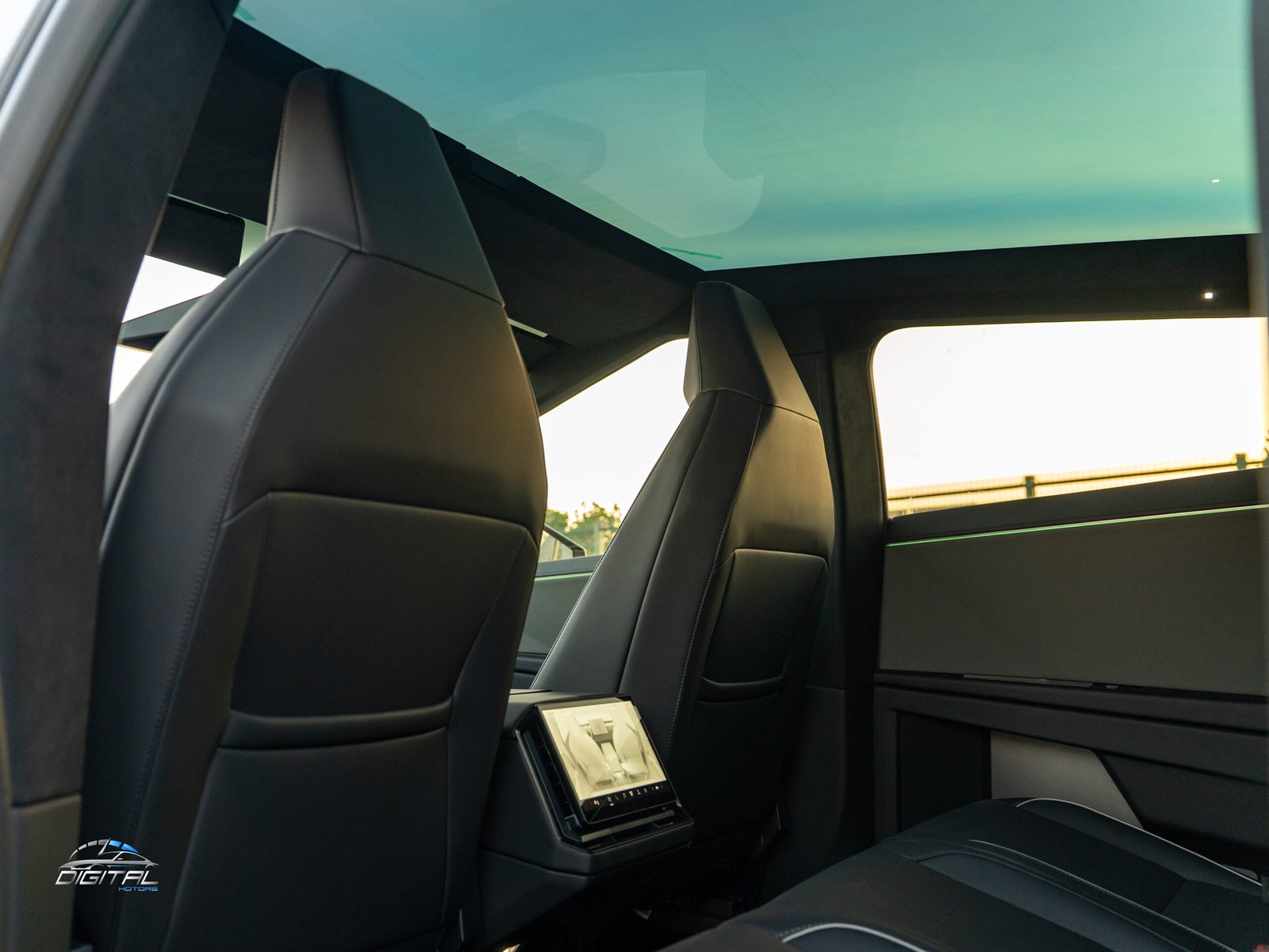 
								Tesla Cybertruck full									